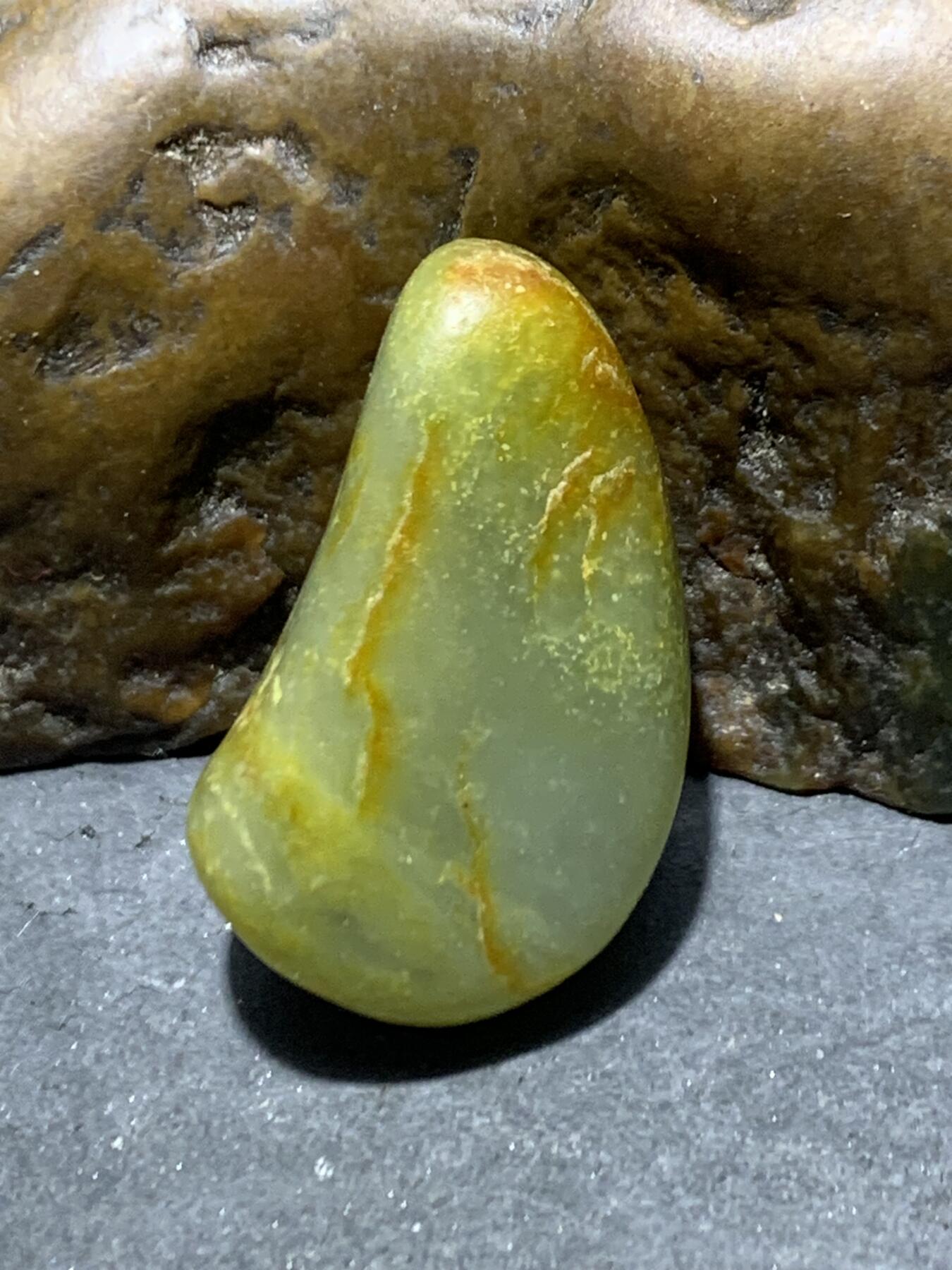 精美洒金皮和田玉青玉小独籽原石一颗