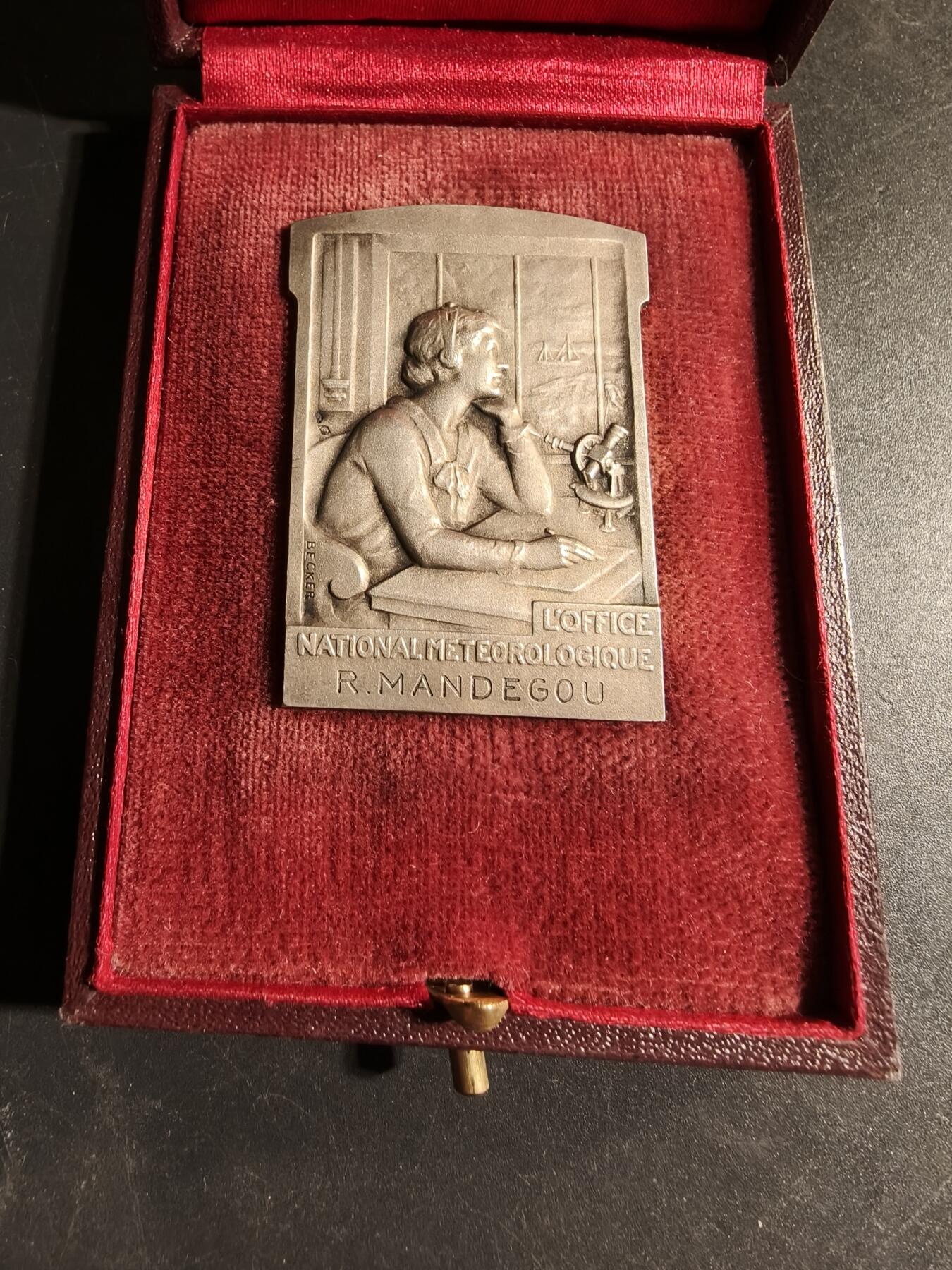 老王徽章第169期 法国气象局单面方形镀银大铜章     原盒     背面沾在了盒子里    尺寸34×48mm