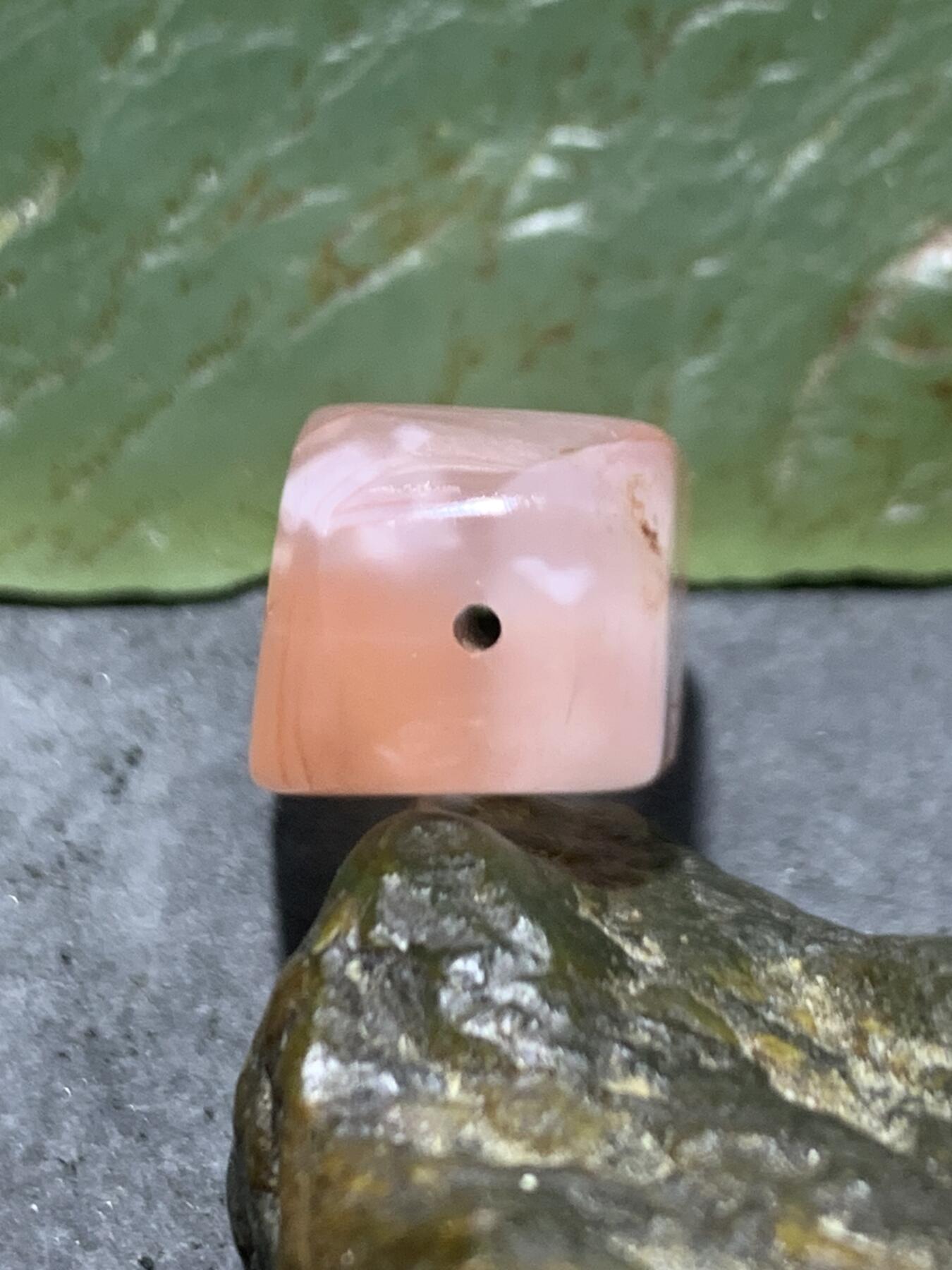 川料南红玛瑙荔枝冻飘红通货随形四棱珠一颗！