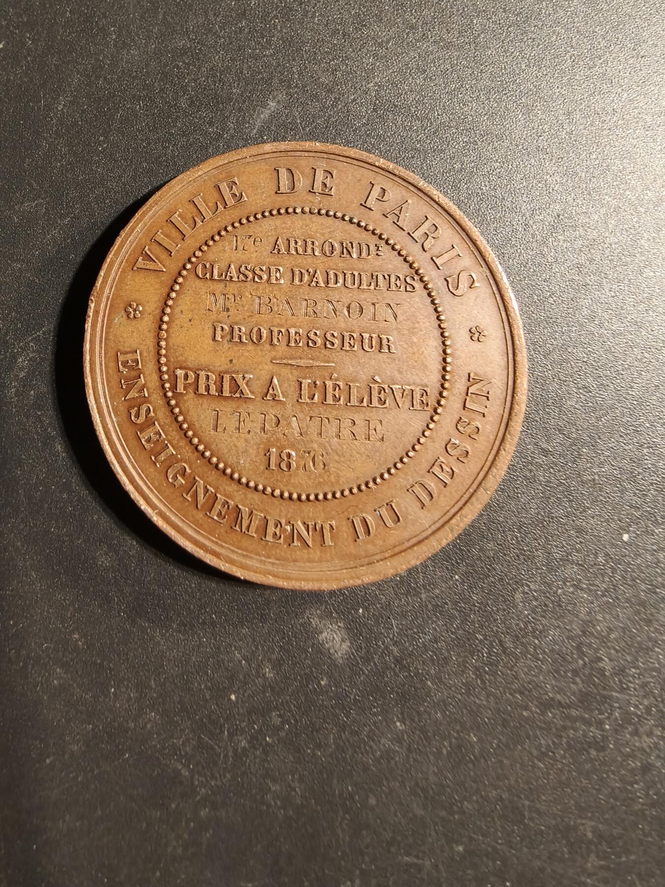 老王徽章第169期 法国1876年巴黎市素描教育大铜章     坐姿玛丽安娜     直径37mm.    重量20g