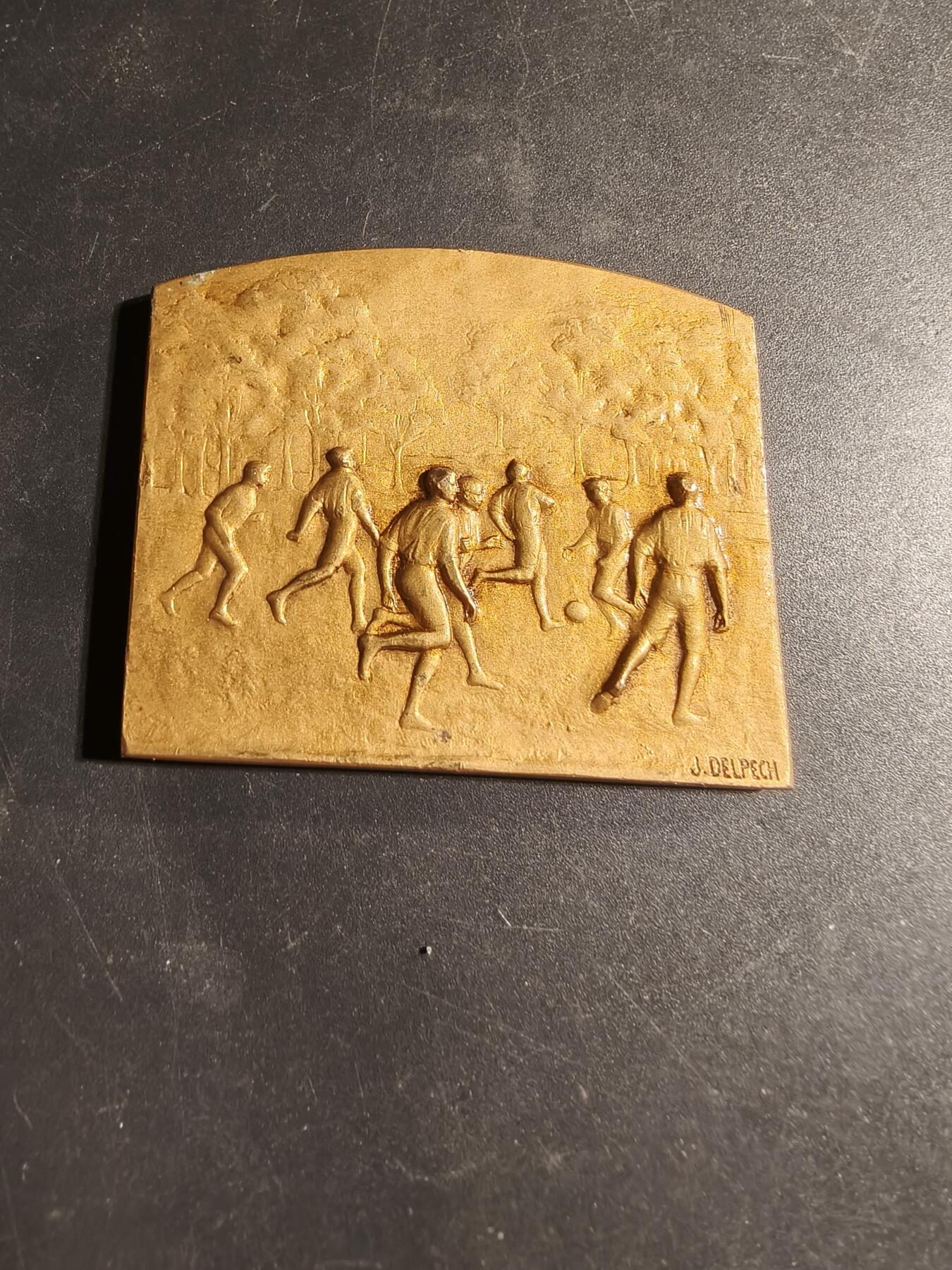 老王徽章第169期 法国足球与排球运动方形镀金大铜章     尺寸55×46mm.    重量68.4g