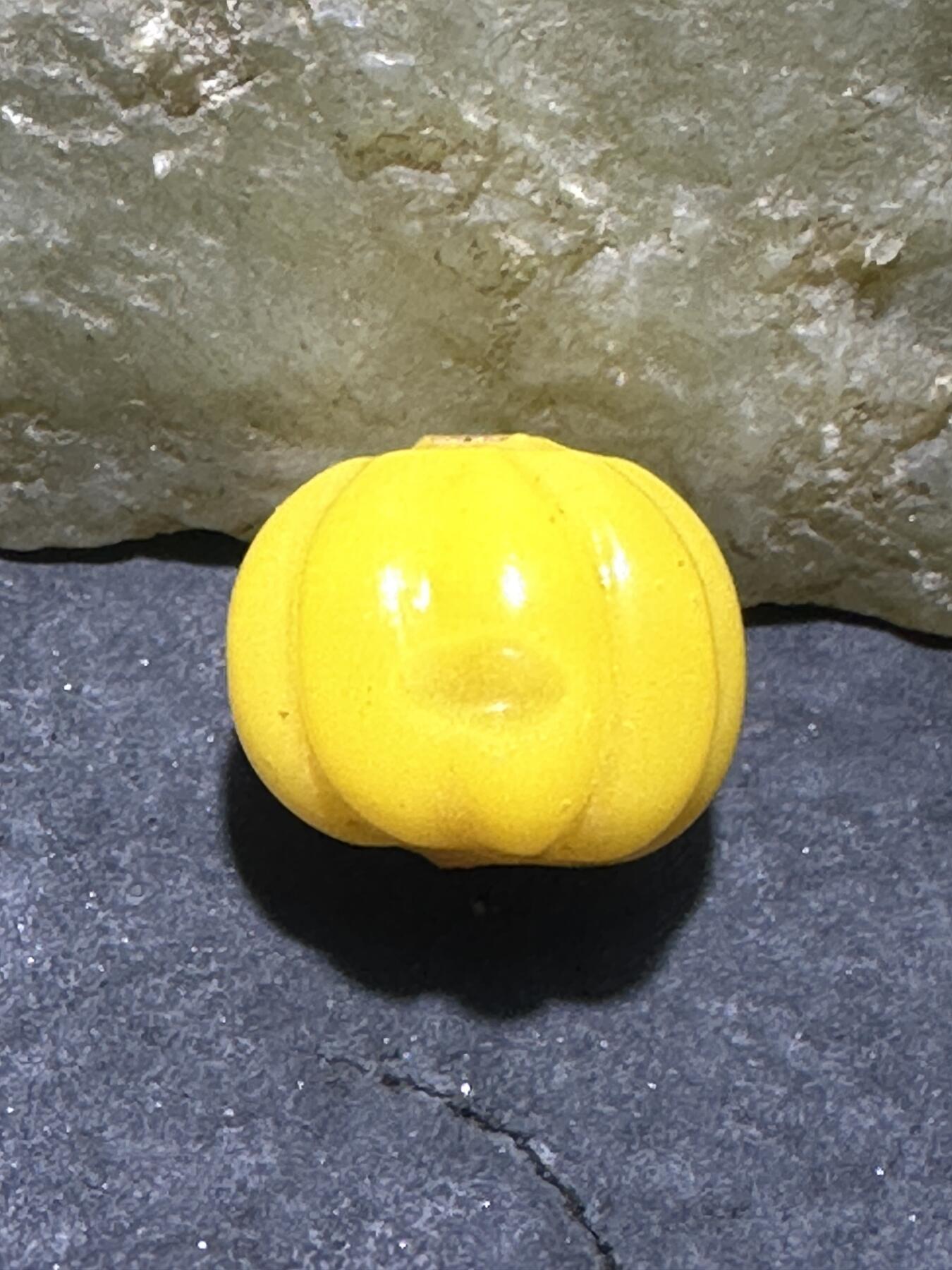 建国前后库存上等鸡油黄琉璃瓜珠一颗，