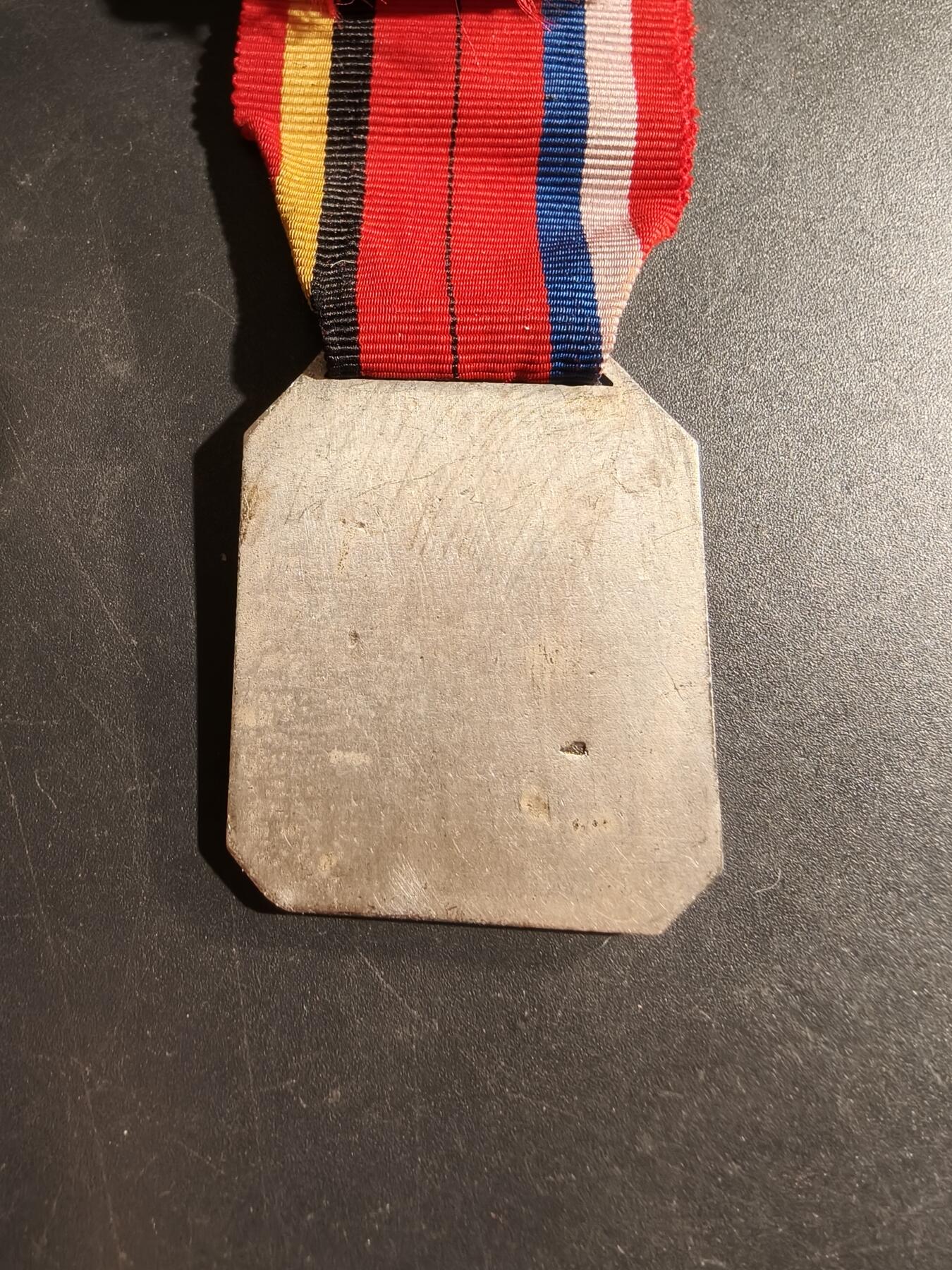 老王徽章第169期 银级法国比利时奉献联盟奖章     “法比奉献联盟”是一个法国和比利时之间的协会，旨在表彰两国公民在民事服务，特别是消防和救援服务方面的英勇行为和奉献精神。