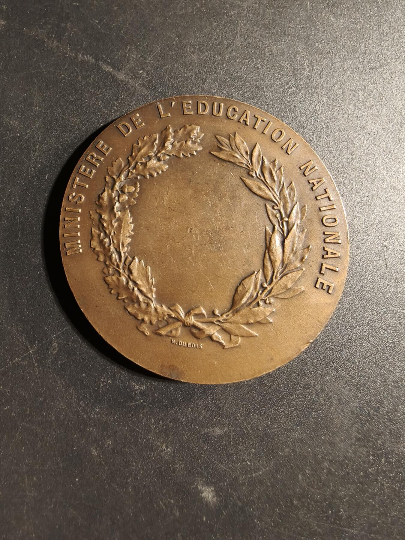 老王徽章第169期 法国国家教育委员会大铜章     花环玛丽安娜     直径50mm.    重量60.8g