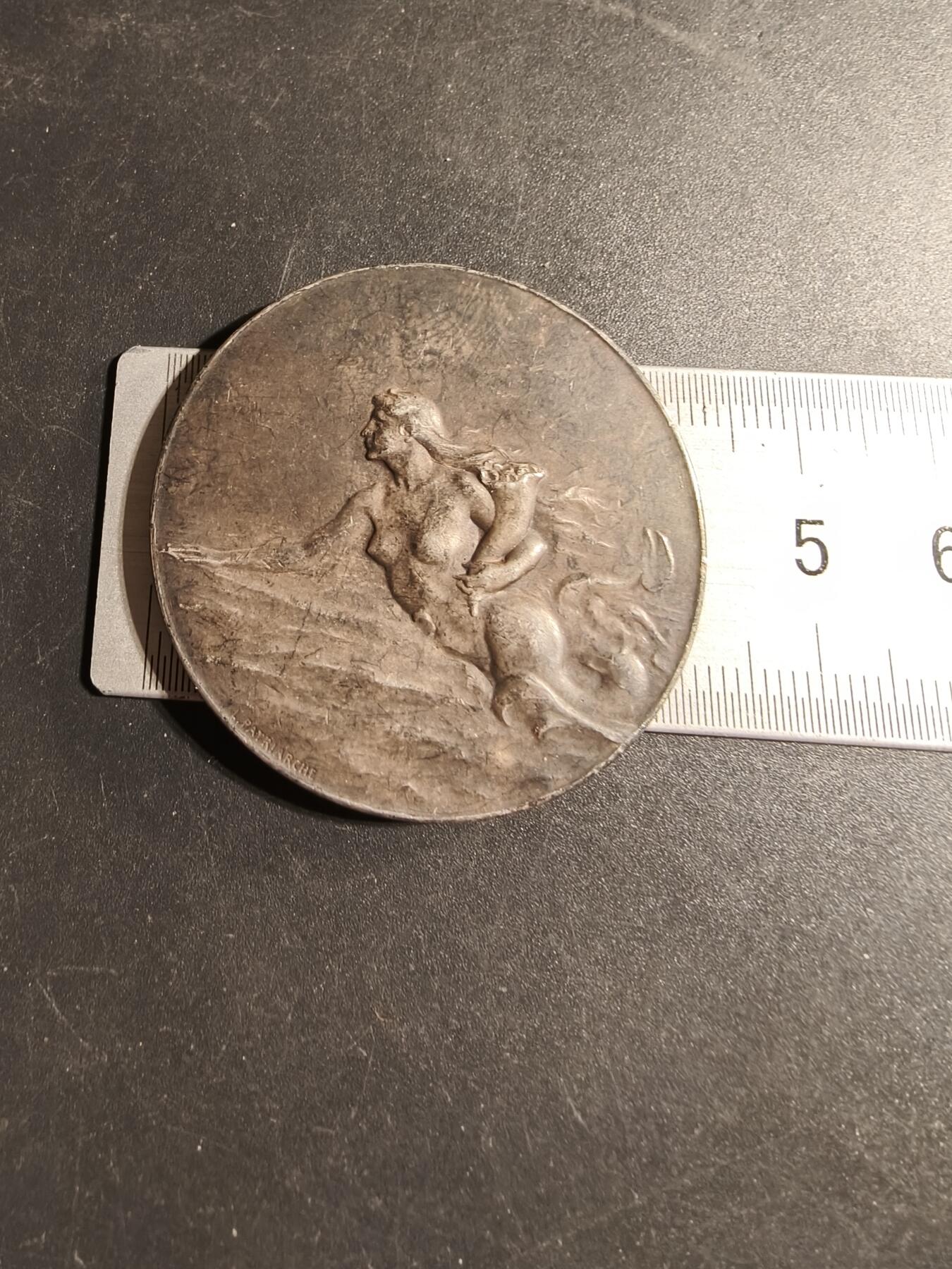 老王徽章第169期 法国跨大西洋总公司股东大会镀银大铜章     正面描绘了一只手持丰饶角的美人鱼在海浪中游泳，象征着公司的繁荣      直径41mm.    重量27.4g