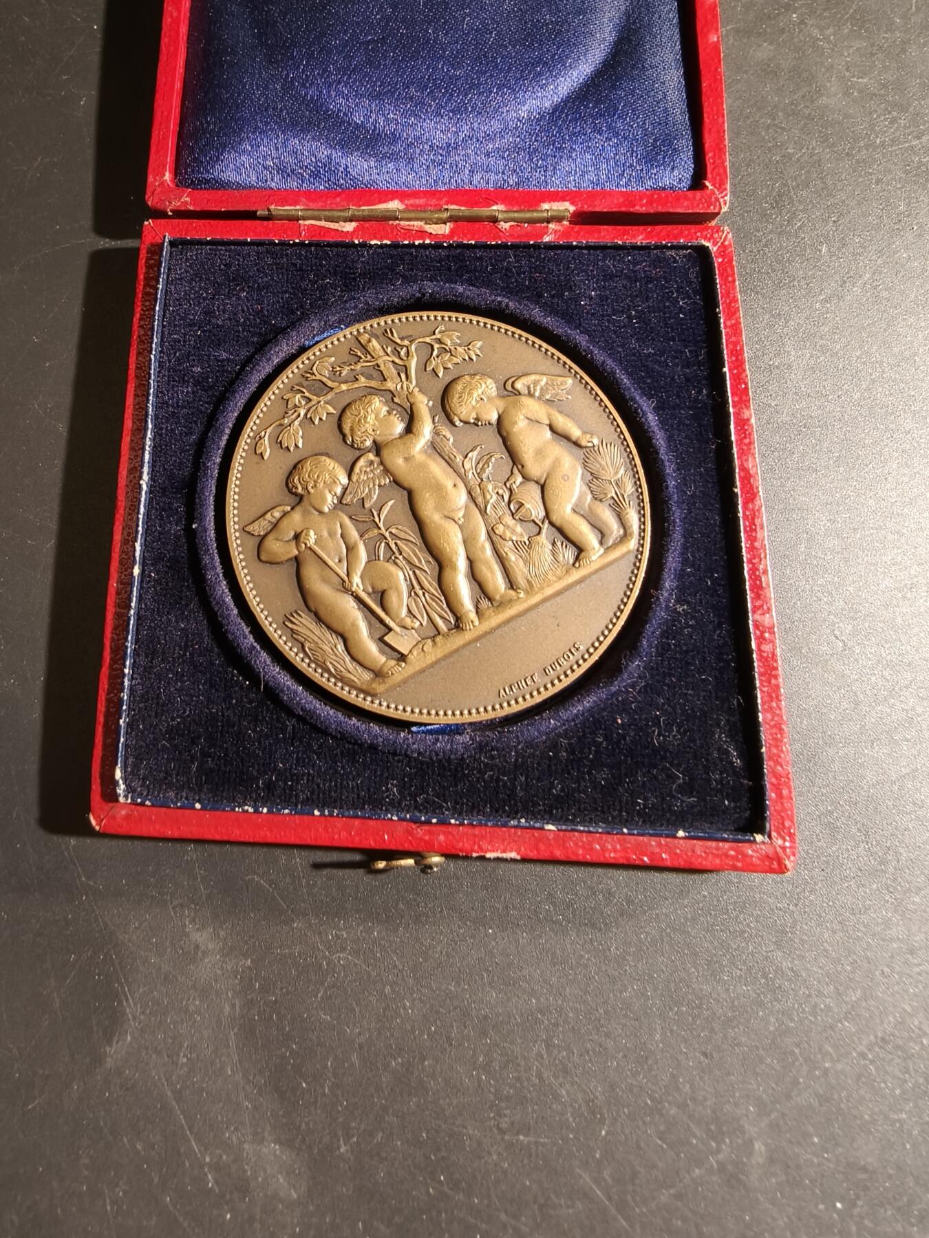 老王徽章第169期 法国1938年蓬托-孔博园艺博览会大铜章     园艺小天使    原盒    大师杜布瓦名作     直径50mm.    重量59.2g 