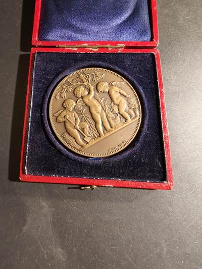 老王徽章第169期 - 法国1938年蓬托-孔博园艺博览会大铜章     园艺小天使    原盒    大师杜布瓦名作     直径50mm.    重量59.2g 