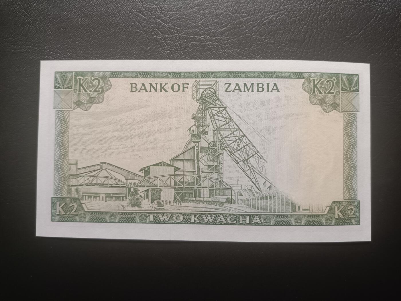 2025十二月第三期，总208期 赞比亚1968版2克瓦查UNC-，呲牙乐版本的卡翁达总统和工厂，稀有早期品种