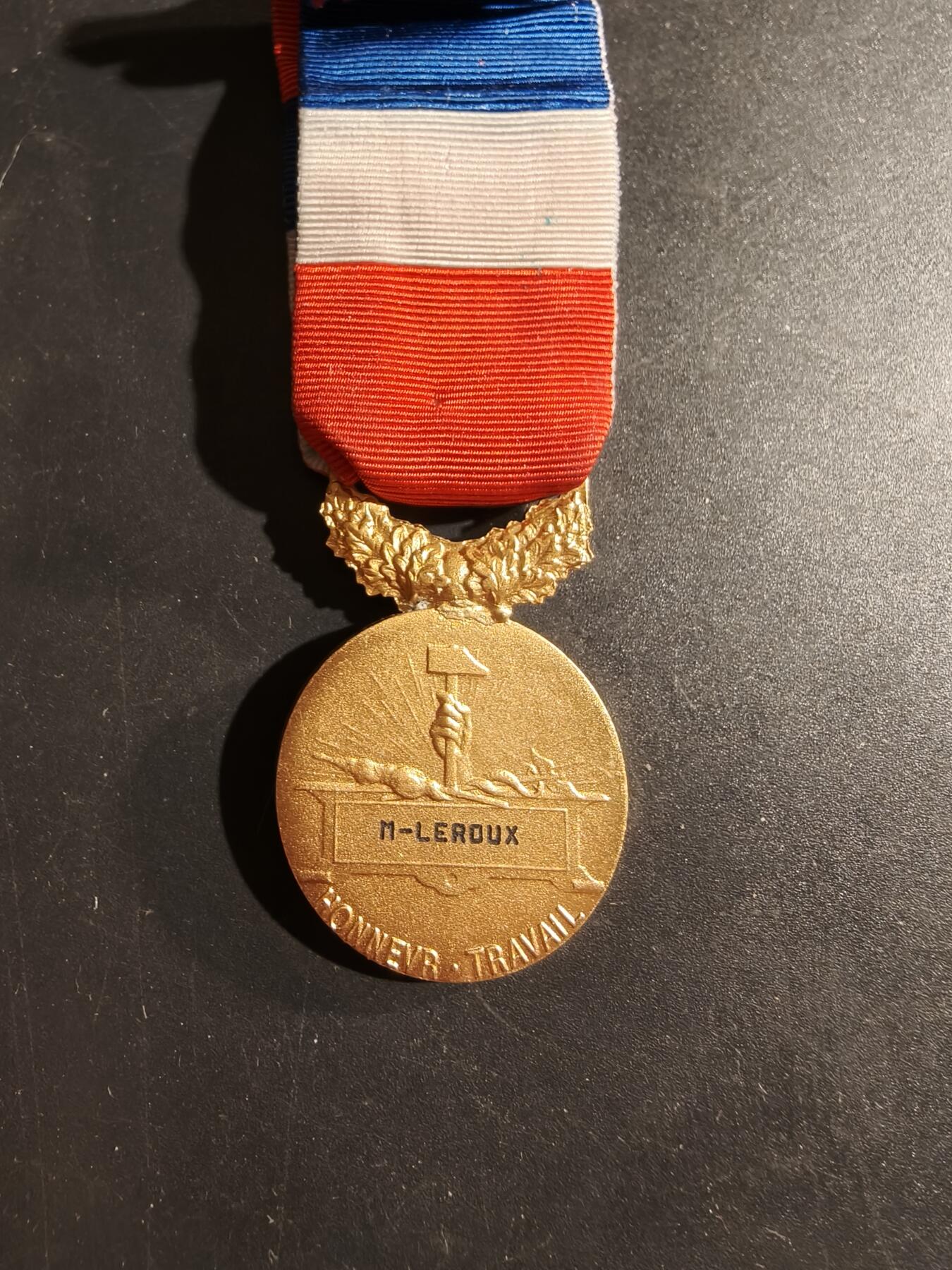 老王徽章第169期 法国金级劳动荣誉奖章     金棕榈勋饰    实发版