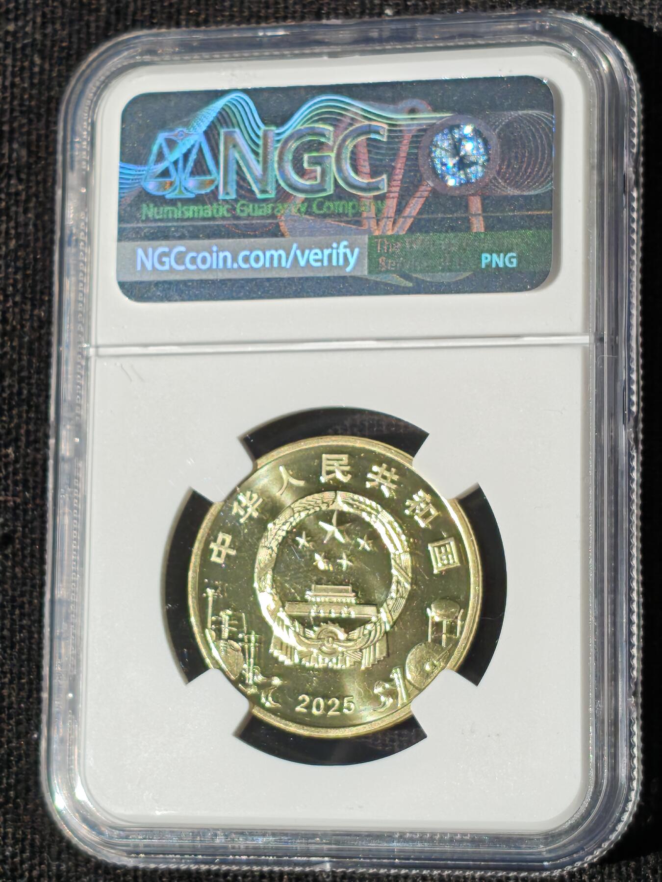 刘世昌艺术品销售中心～虎踞龙蟠*金杨在线联拍群第511期 2025年流通纪念币“京剧艺术-生角”【首日标】（NGC MS9.8  串号：8579008-036）1枚。