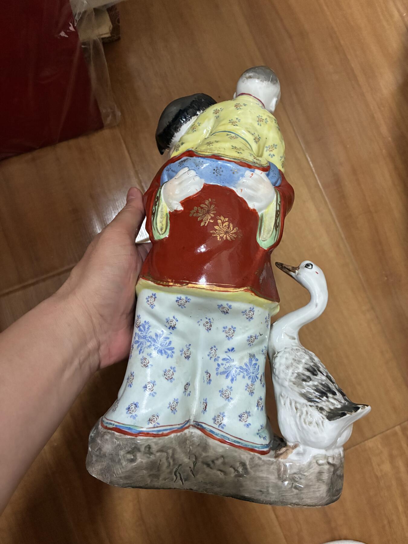 567景德镇粉彩哥弟情深瓷像摆件