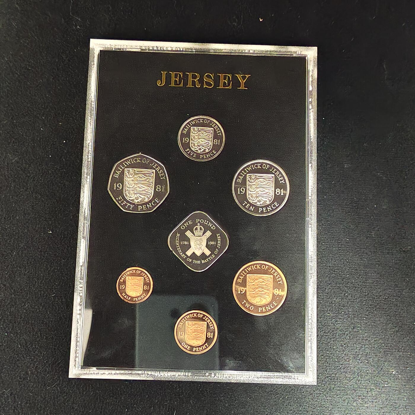 【全场包邮】纯粹捡漏拍485场（免费代拍第22场） 泽西1981年官方发行皇家厂经典信封装精制套币-含泽西之战200周年精制币-盒证全-PS8