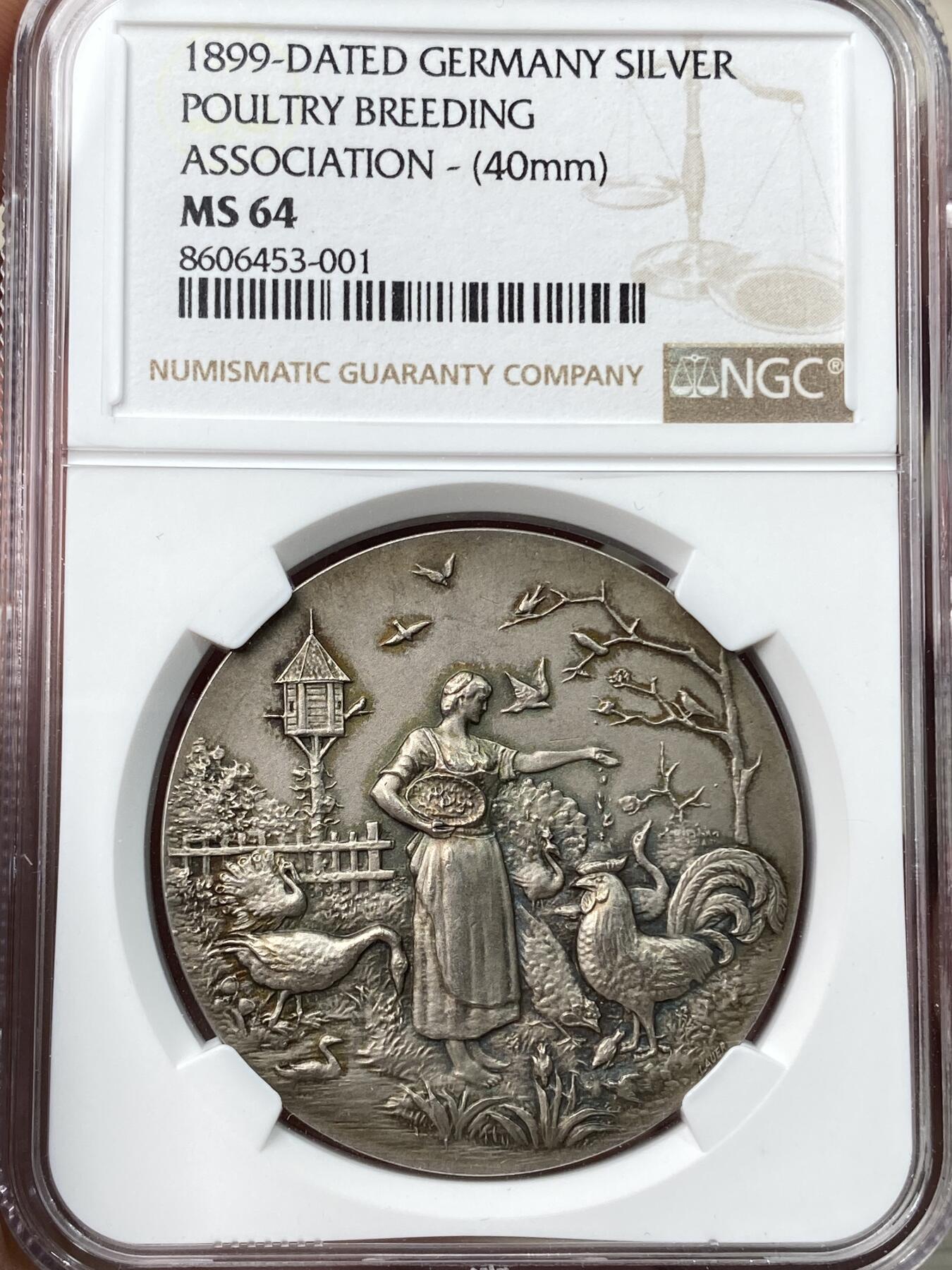 万国钱币拍卖第057期（万国冬季大拍） NGC MS64 1899年德国银章 汉诺威家禽养殖协会 柏林造币厂 唯一记录冠军分 少见品种 高浮雕，细节爆表，雕刻精致，栩栩如生。磨砂精铸，豪华纹章，实物极美。正面:农场少女给动物们喂食。欢快小鸟，开屏孔雀，公鸡母鸡小鸡，大小鸭子。幽兰芳草，勃勃生机，自然美好和谐。背面:汉诺威城市纹章。精美奢华的洛可可风格。双狮拱卫骑士三叶草头盔盾徽，底部双翼天使。汉诺威双狮纹章之精美无出其右。