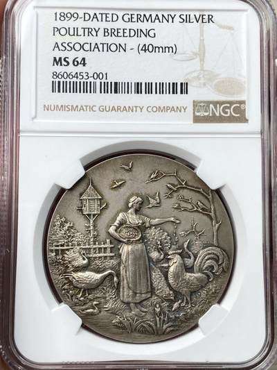 万国钱币拍卖第057期（万国冬季大拍） - NGC MS64 1899年德国银章 汉诺威家禽养殖协会 柏林造币厂 唯一记录冠军分 少见品种 高浮雕，细节爆表，雕刻精致，栩栩如生。磨砂精铸，豪华纹章，实物极美。正面:农场少女给动物们喂食。欢快小鸟，开屏孔雀，公鸡母鸡小鸡，大小鸭子。幽兰芳草，勃勃生机，自然美好和谐。背面:汉诺威城市纹章。精美奢华的洛可可风格。双狮拱卫骑士三叶草头盔盾徽，底部双翼天使。汉诺威双狮纹章之精美无出其右。
