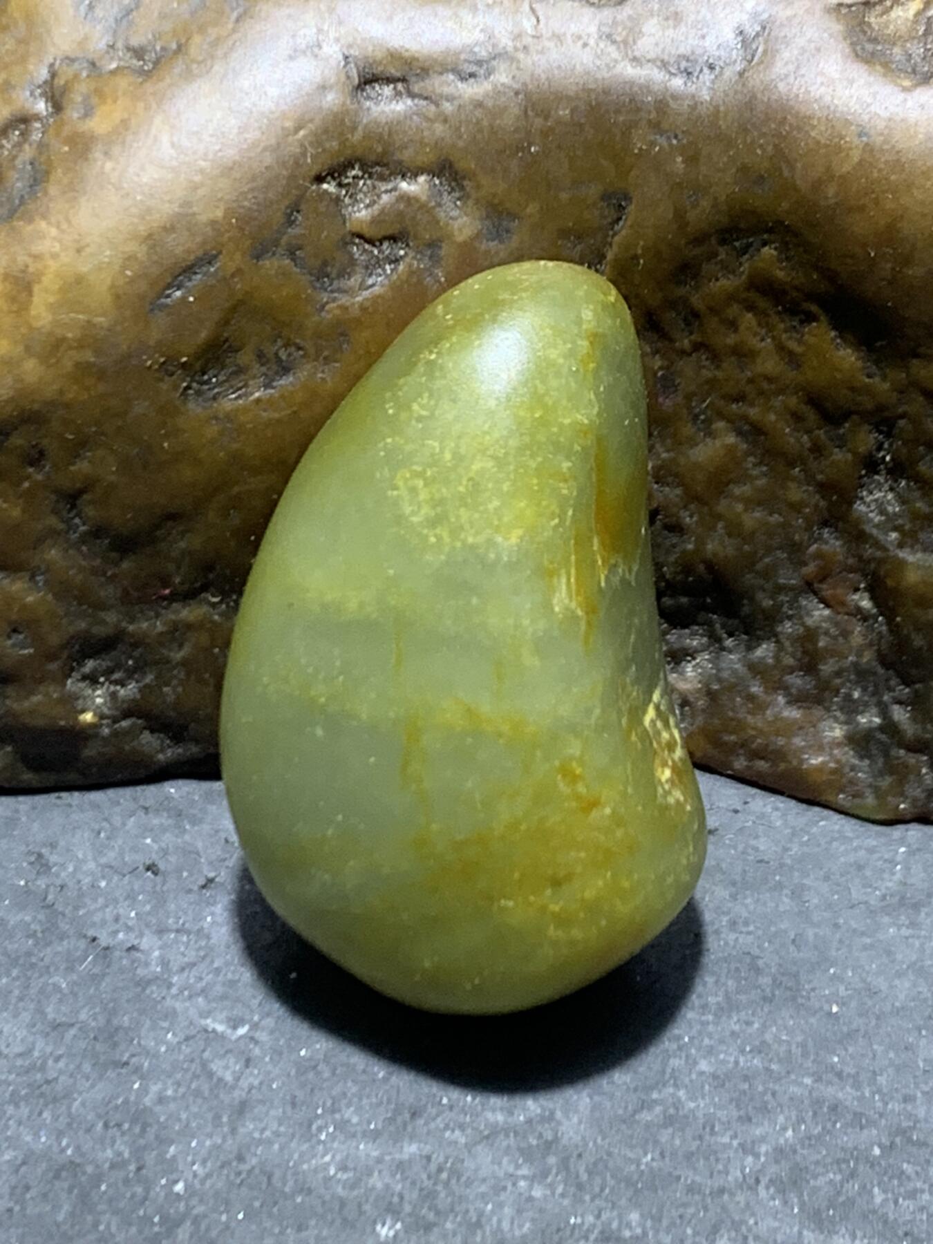 精美洒金皮和田玉青玉小独籽原石一颗