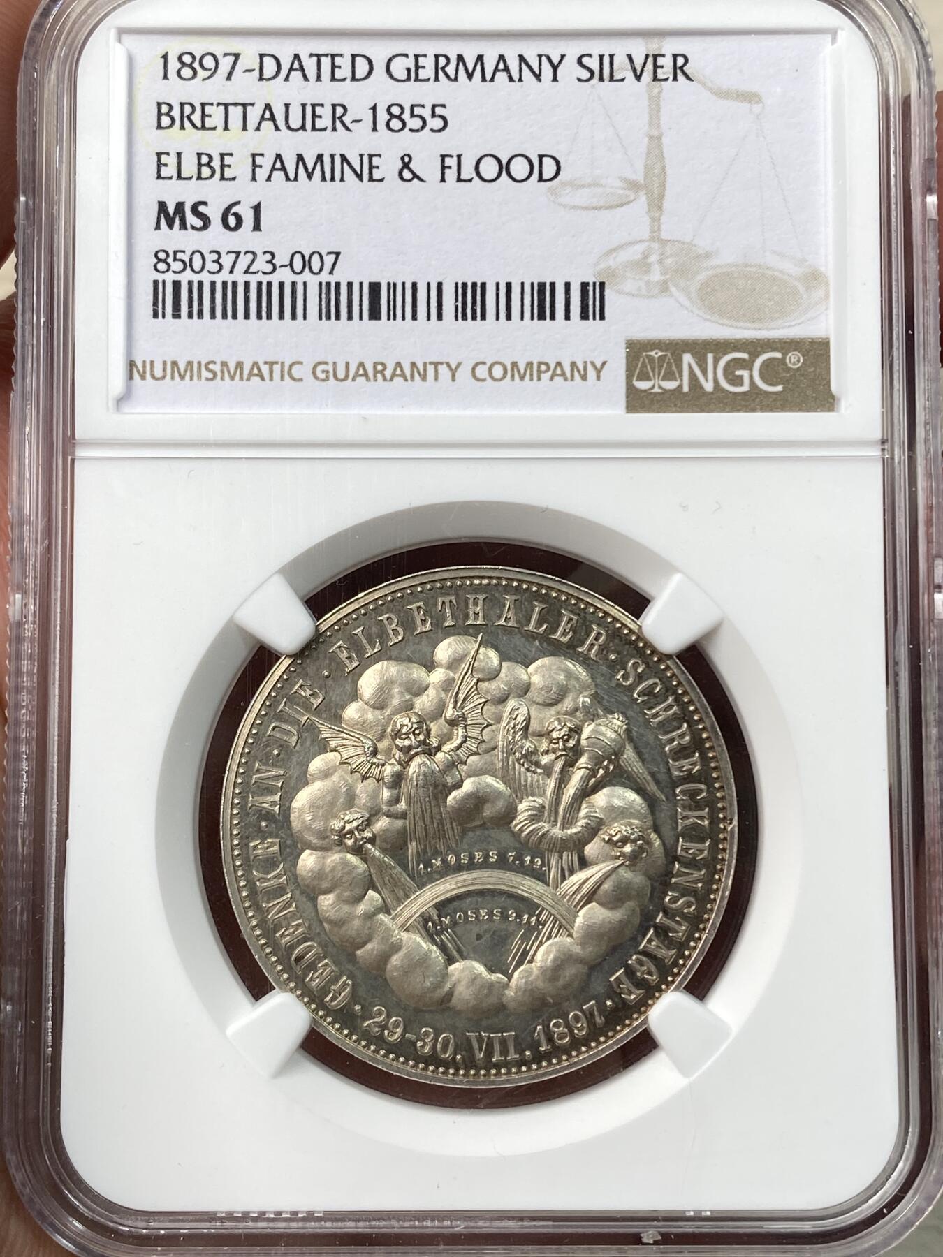 万国钱币拍卖第057期（万国冬季大拍） NGC MS61 1897年7月德国易北河严重洪水灾害纪念在国难中伸出援手的勇士银章 1897年7月28-30日 德国多个地区遭遇严重洪水灾害 影响范围包括西里西亚、萨克森、安哈尔特、勃兰登堡以及奥地利和波西米亚等地 此章为纪念在国难洪水灾害中奋勇救援的人员 正面天使与恶魔化身水娃倾泻而下的洪水 寓意十分显著 镜面精铸罕见品种