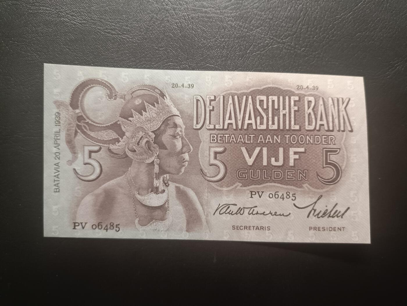 2025十二月第三期，总208期 荷属东印度（现印度尼西亚）1939年5盾AUNC千位号6485，民族服饰和四文告示