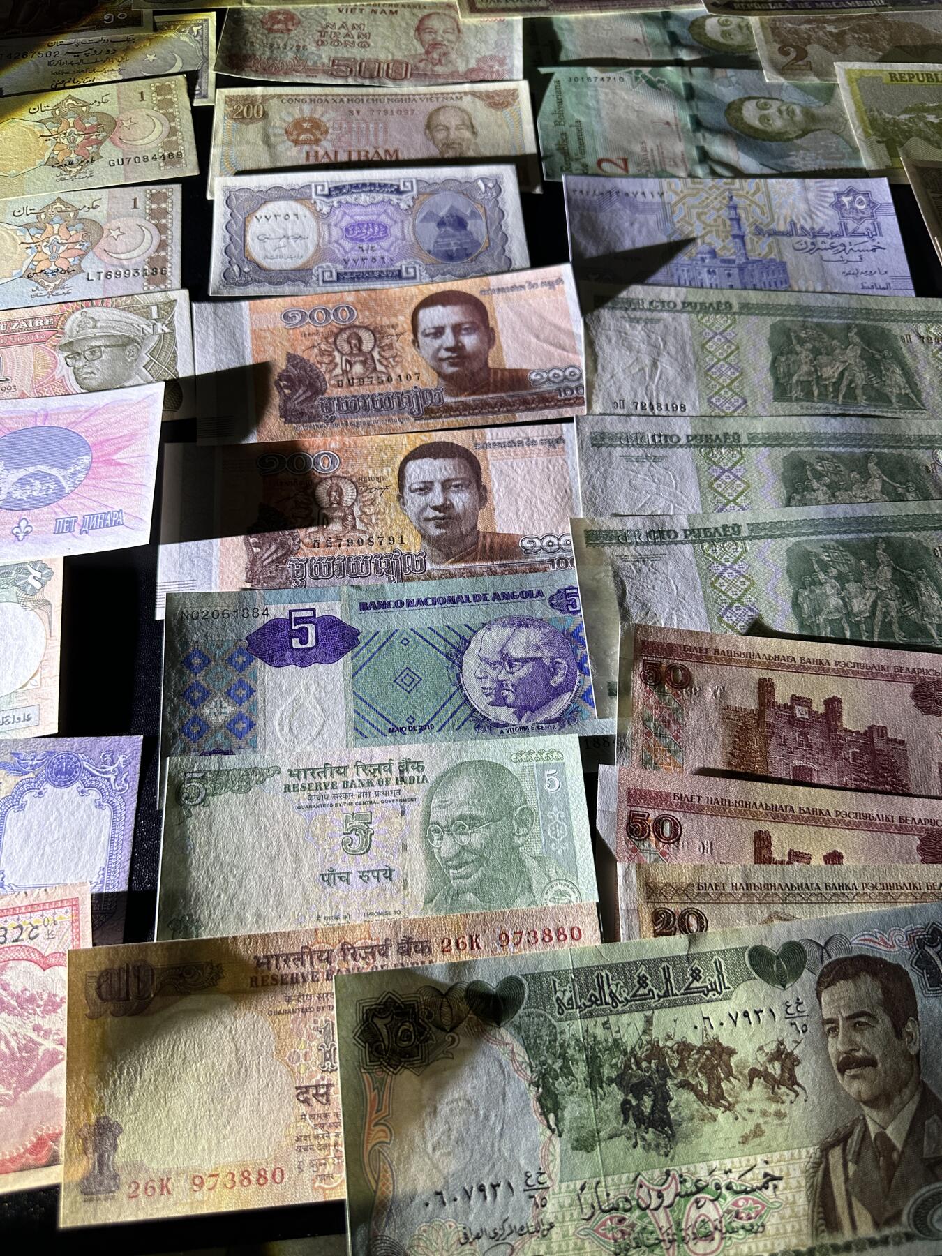 《外钞收藏家》第五百九十三期（精品场）（本平台长期征集拍品、欢迎藏友们联系合作） 几十张杂项纸币一起 基本都是全新 个别有瑕疵