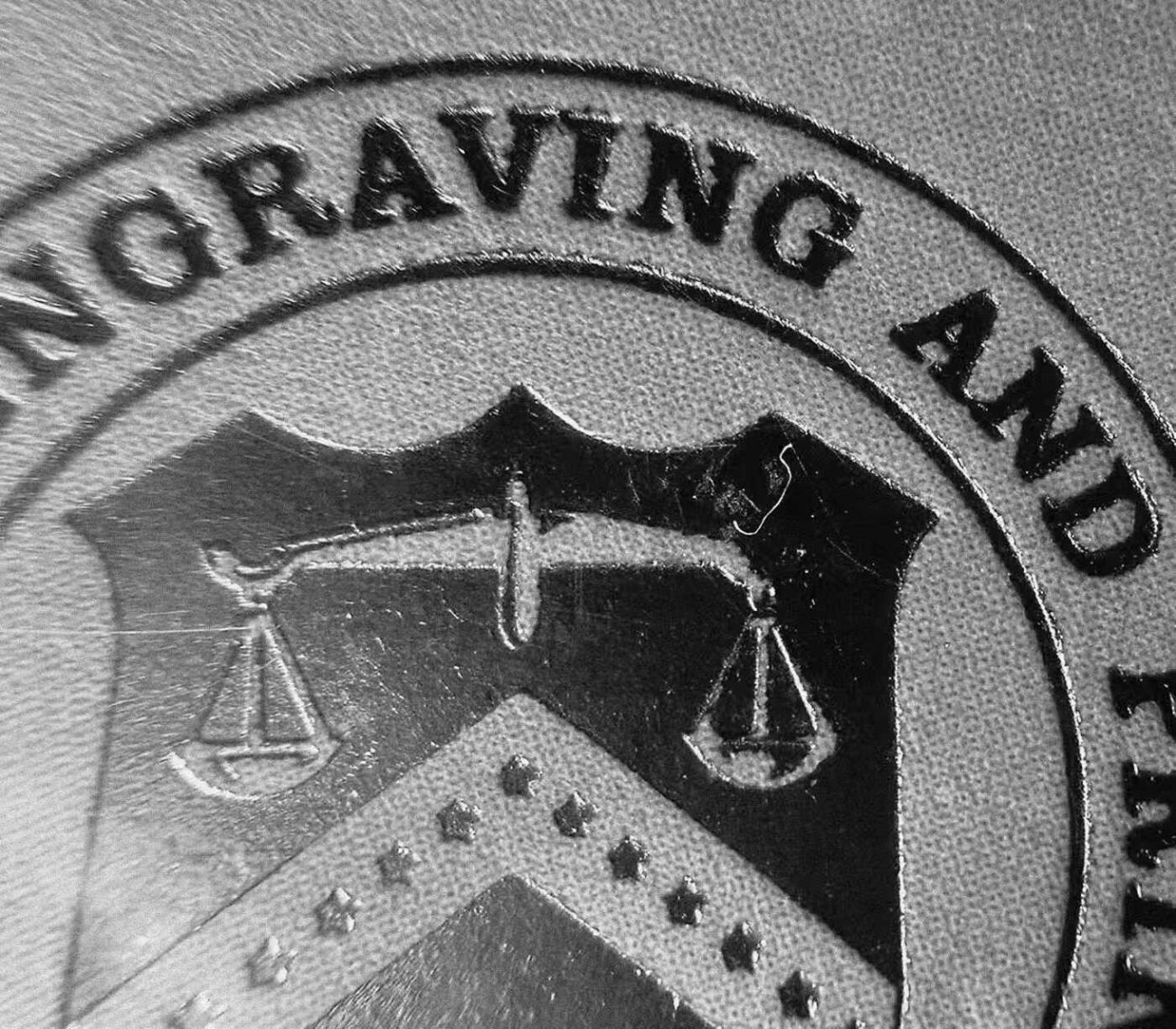 《外钞收藏家》第五百九十三期（精品场）（本平台长期征集拍品、欢迎藏友们联系合作） 1989年 美国铸印局（ BEP）印制 14 美分布鲁勒苏族（Brule Sioux）“酋长”邮票纪念卡 原版邮票1922–1923年由美国邮政局（United States Post Office Department）发行流通 旨在向美洲本土印第安人致敬 该“酋长”邮票纪念卡为百年原票钢模印制（非普通平面印刷） 并限量发行 加贴1988年25美分邮票及纪念戳 乃高价原版老邮票收藏欣赏之平替