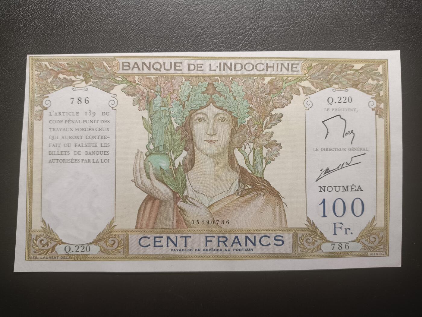 2025十二月第三期，总208期 法属太平洋-新喀里多尼亚1953版100法郎AUNC边不齐，加盖首府努美阿地名，法国人格化象征玛丽安娜和四面佛塔