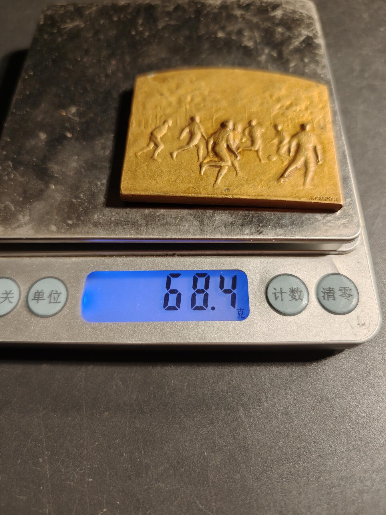 老王徽章第169期 法国足球与排球运动方形镀金大铜章     尺寸55×46mm.    重量68.4g