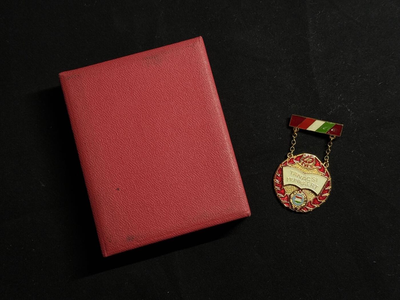 欢庆元旦！戎马世界章牌大赏第109期元旦大拍 匈牙利议会工作25周年证章