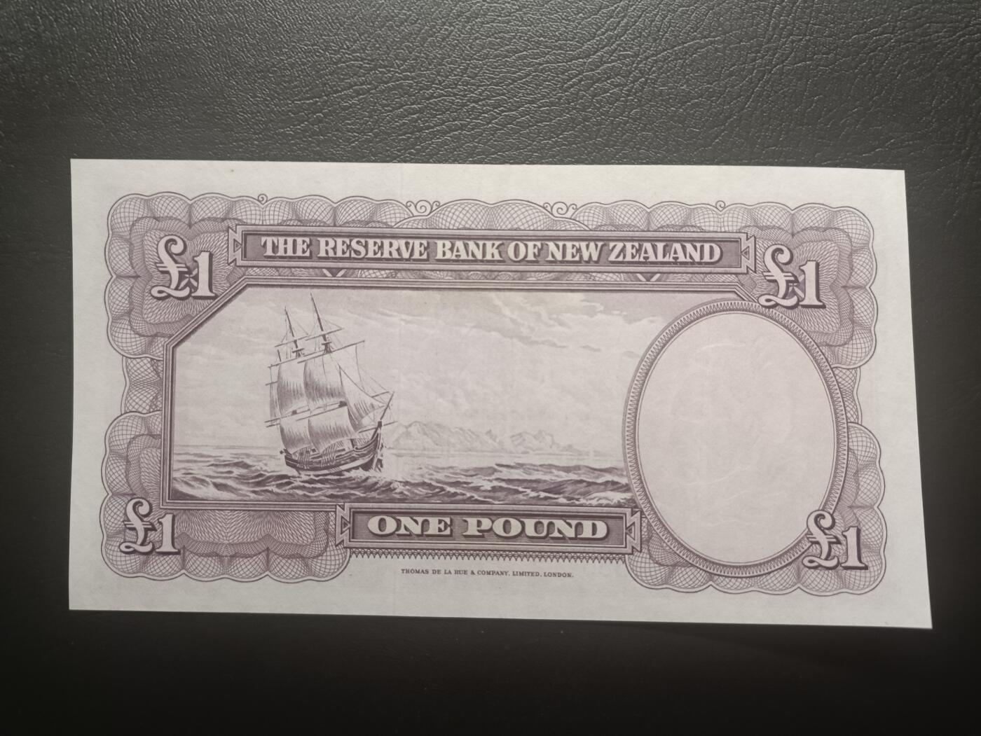 2025十二月第三期，总208期 新西兰1967版1镑AUNC，末版签名，库克船长和帆船
