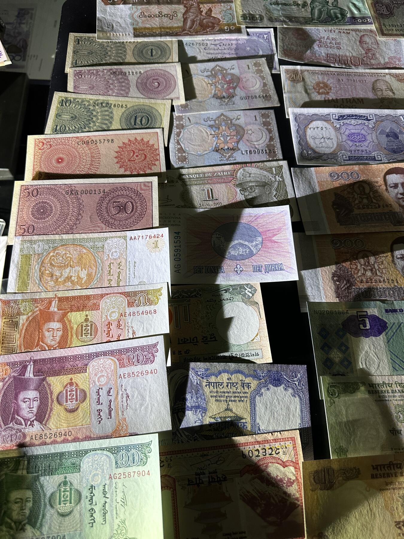 《外钞收藏家》第五百九十三期（精品场）（本平台长期征集拍品、欢迎藏友们联系合作） 几十张杂项纸币一起 基本都是全新 个别有瑕疵