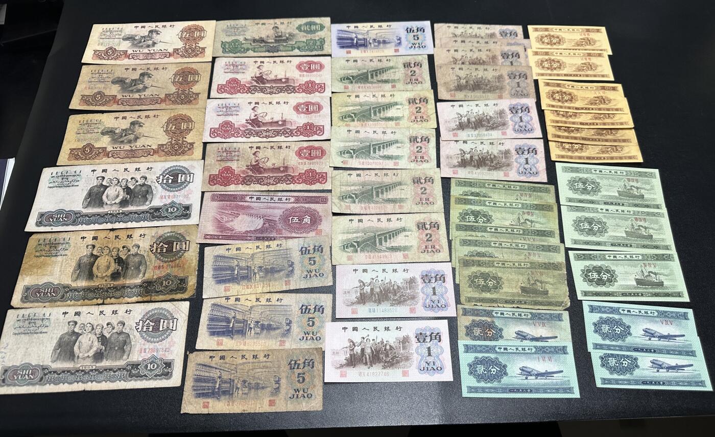 《外钞收藏家》第五百九十三期（精品场）（本平台长期征集拍品、欢迎藏友们联系合作） 二版人民币五角+三版人民币各面额多张（有车工）一起 非全新 品相如图 有些分币全新