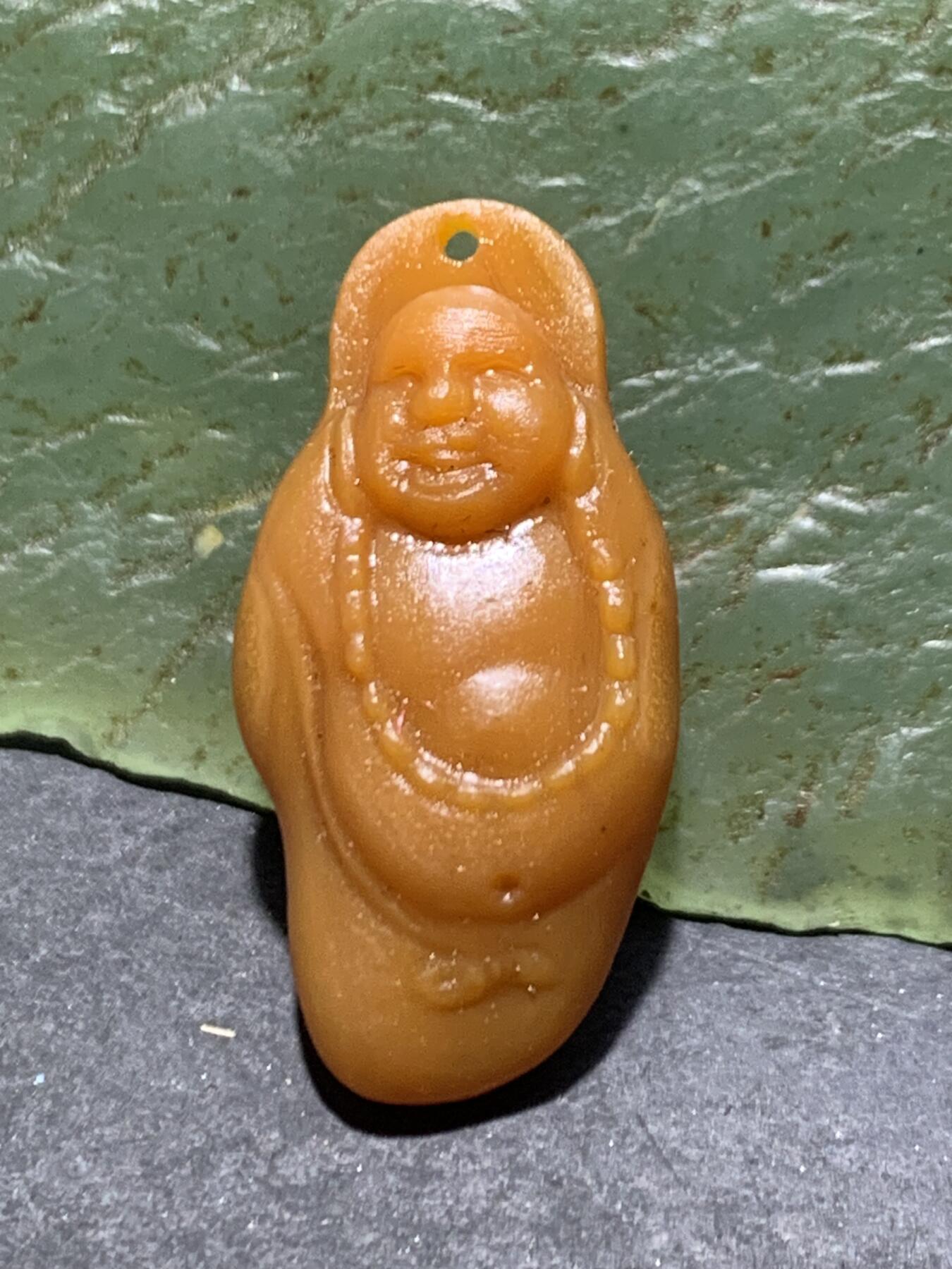 精美亚光冻料战国红玛瑙手工雕刻弥勒佛吊坠一颗！，