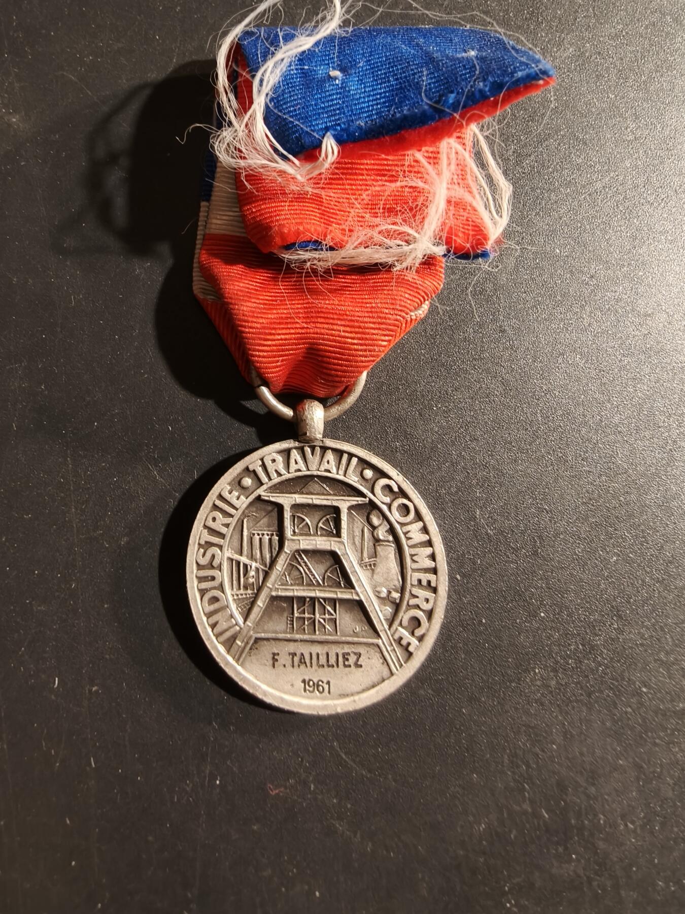 老王徽章第169期 法国银级商务部劳动荣誉奖章     1961年实发版