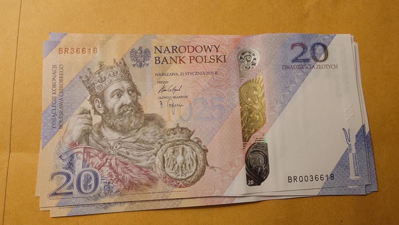 世界钱币～微拍第220期暨2025年第60期  最新货品（群里先挑剩）选购 2025年波兰20兹罗提纪念钞（带原装册）全新绝品无47尾号6618