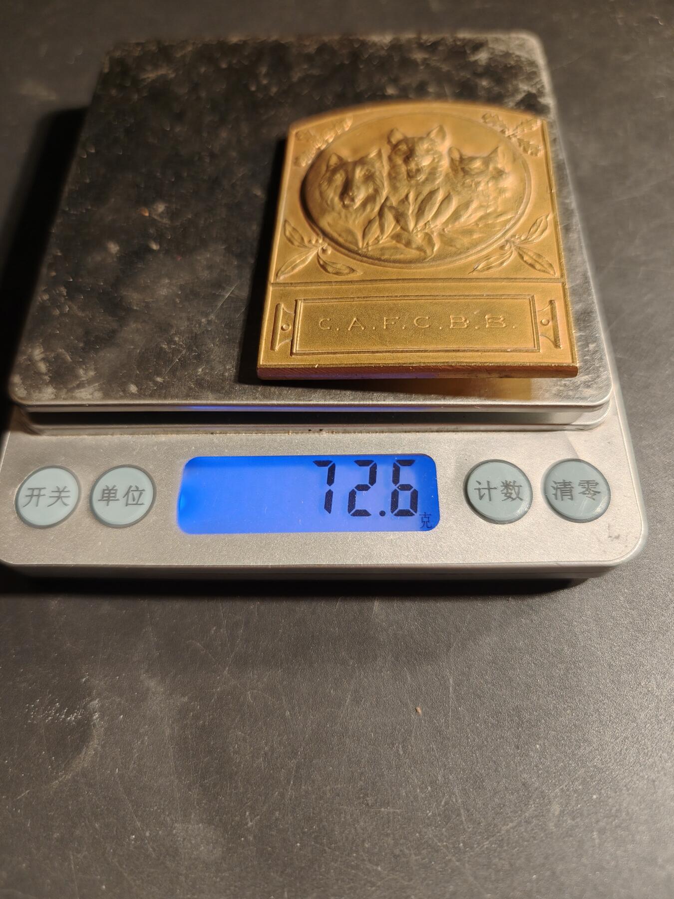 老王徽章第169期 法国宠物犬博览会镀金方形大铜章     尺寸50×64mm.    重量72.6g