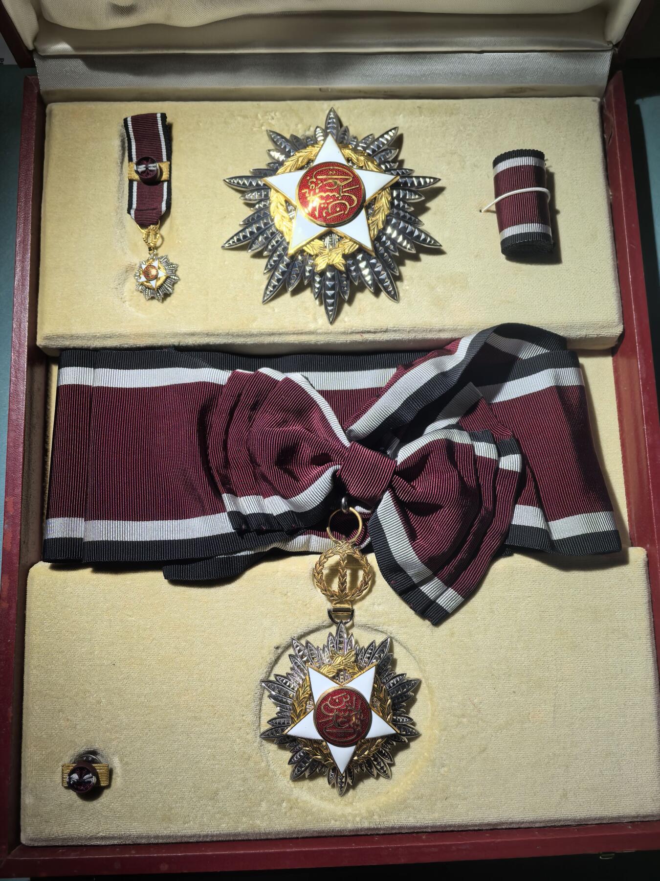 盛世勋华——号角文化勋章邮票专场拍卖第293期 约旦王国大十字级独立勋章 银制 带原盒 少见 带瑞士Huguenin厂标 eMedals类似售价950美元参见图11