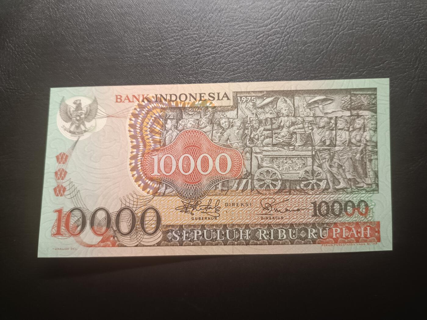 2025十二月第三期，总208期 印度尼西亚1975版10000卢比UNC-，佛塔浮雕和传统工艺面具，此版本最大面值，近期最后一张