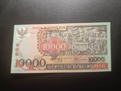 2025十二月第三期，总208期 - 印度尼西亚1975版10000卢比UNC-，佛塔浮雕和传统工艺面具，此版本最大面值，近期最后一张
