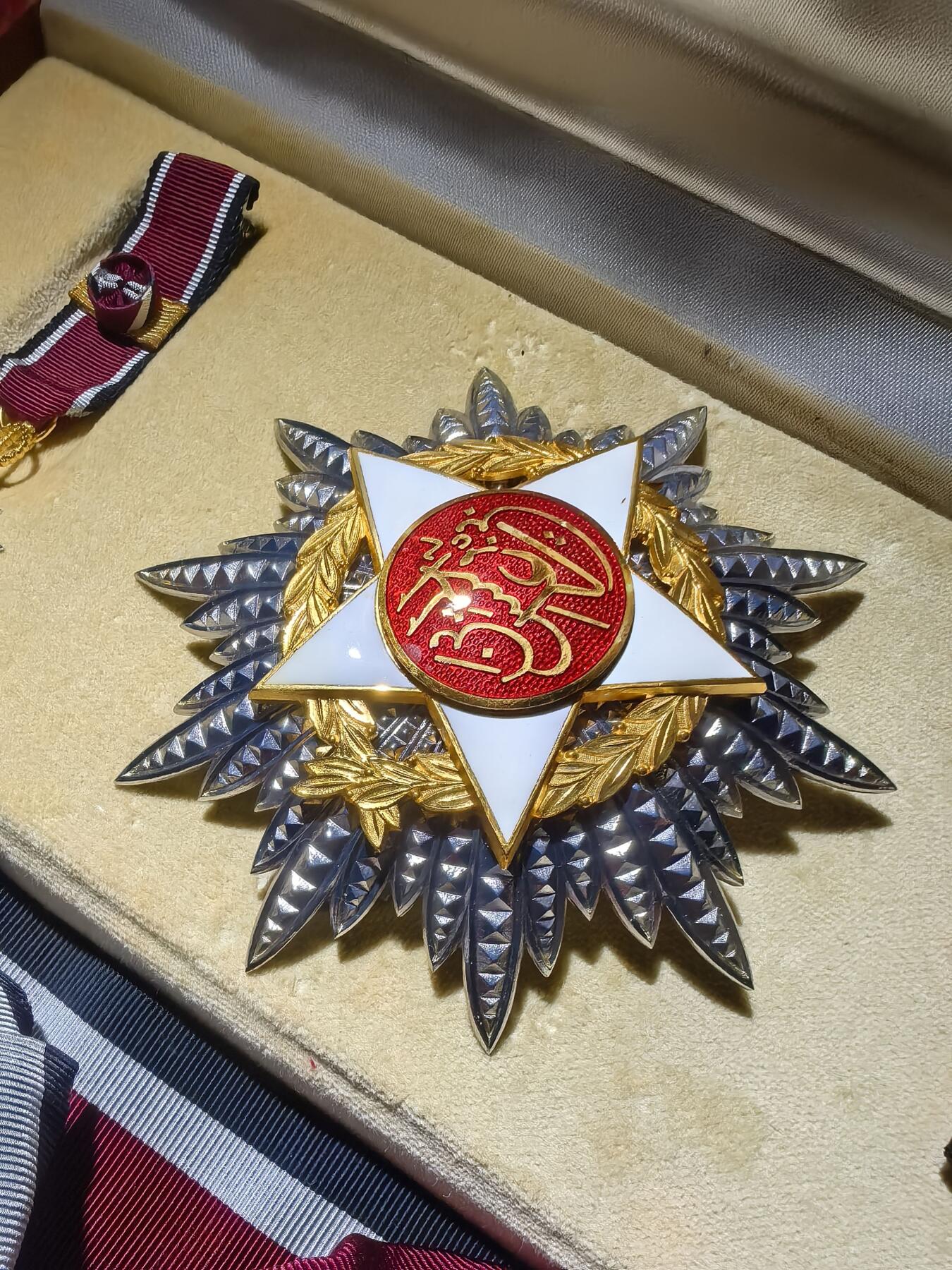 盛世勋华——号角文化勋章邮票专场拍卖第293期 约旦王国大十字级独立勋章 银制 带原盒 少见 带瑞士Huguenin厂标 eMedals类似售价950美元参见图11