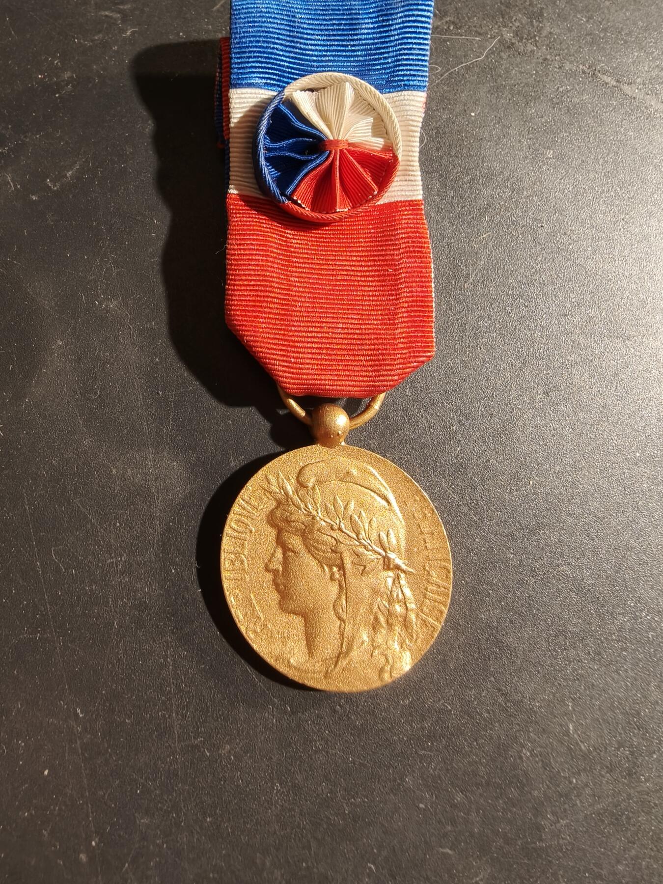 老王徽章第169期 法国金级劳动荣誉奖章     1983年实发版