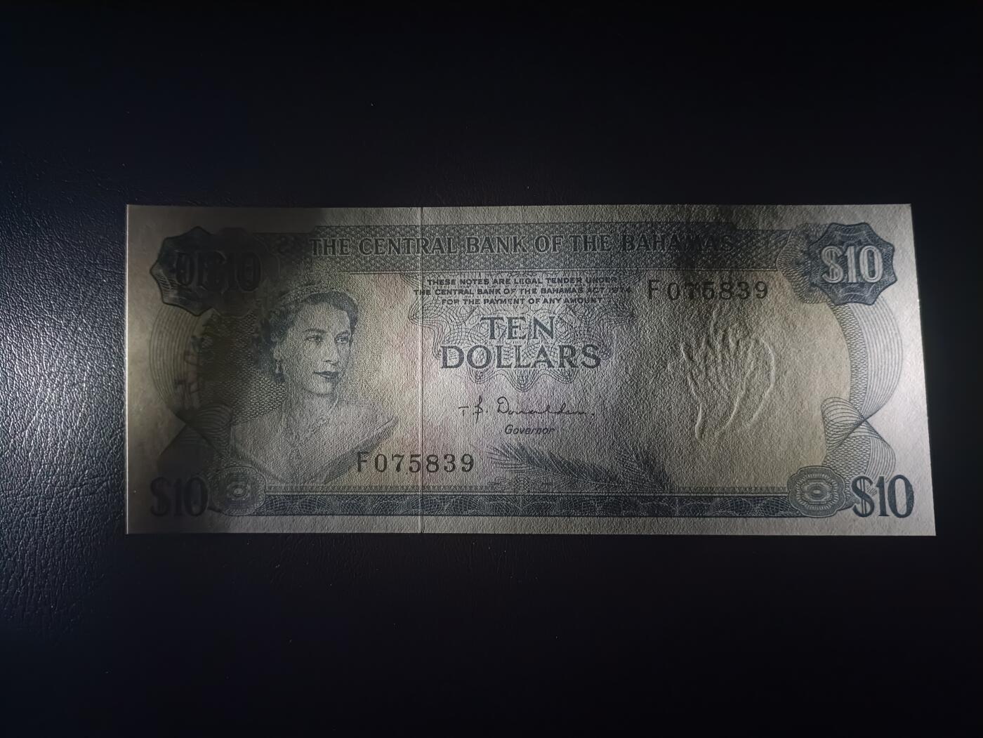 2025十二月第三期，总208期 巴哈马1974版10元AUNC，后期“巴哈马中央银行”抬头，稀有的中高面值，大冠女王和火烈鸟，德纳罗公司水粉画风格的唯美彩背