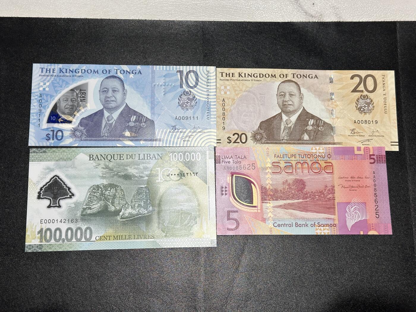《外钞收藏家》第五百九十三期（精品场）（本平台长期征集拍品、欢迎藏友们联系合作） A冠汤加10（豹子号111）+汤加20（倒置号）+黎巴嫩10万面额+AA冠无47萨摩亚5 四张一起 全新UNC