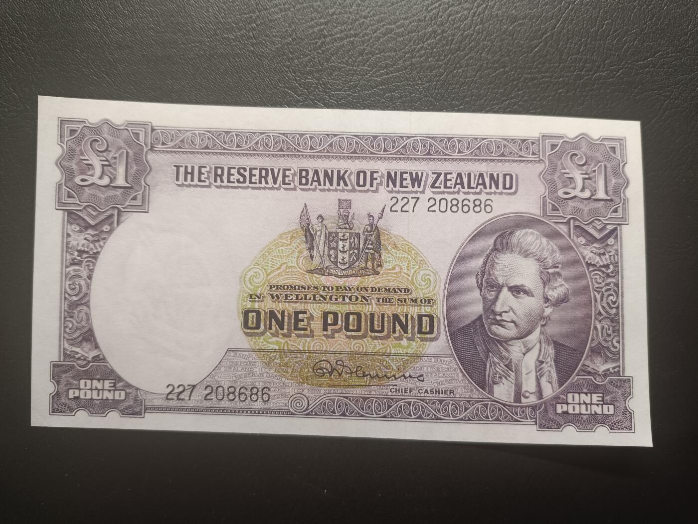 2025十二月第三期，总208期 新西兰1967版1镑AUNC，末版签名，库克船长和帆船