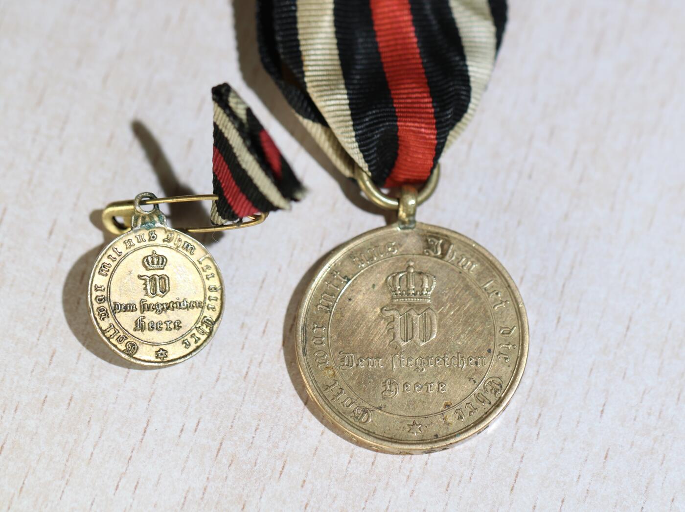 大猫徽章拍卖 第284期 1939-1945年加拿大本土防御纪念章➕迷你章一套全银制，中间2个普法战争奖章，右1组，普鲁士德国普法战争奖章 军人版➕迷你章。