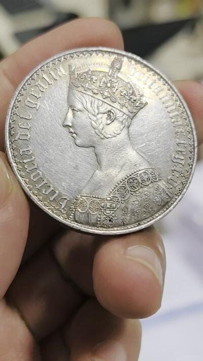 博洋堂世界钱币拍卖第151期（全场包邮） 英国1847年维多利亚女王哥特克朗大银币，英系大名誉品，整体细节一流，底板略带金色包浆，边有一道磕