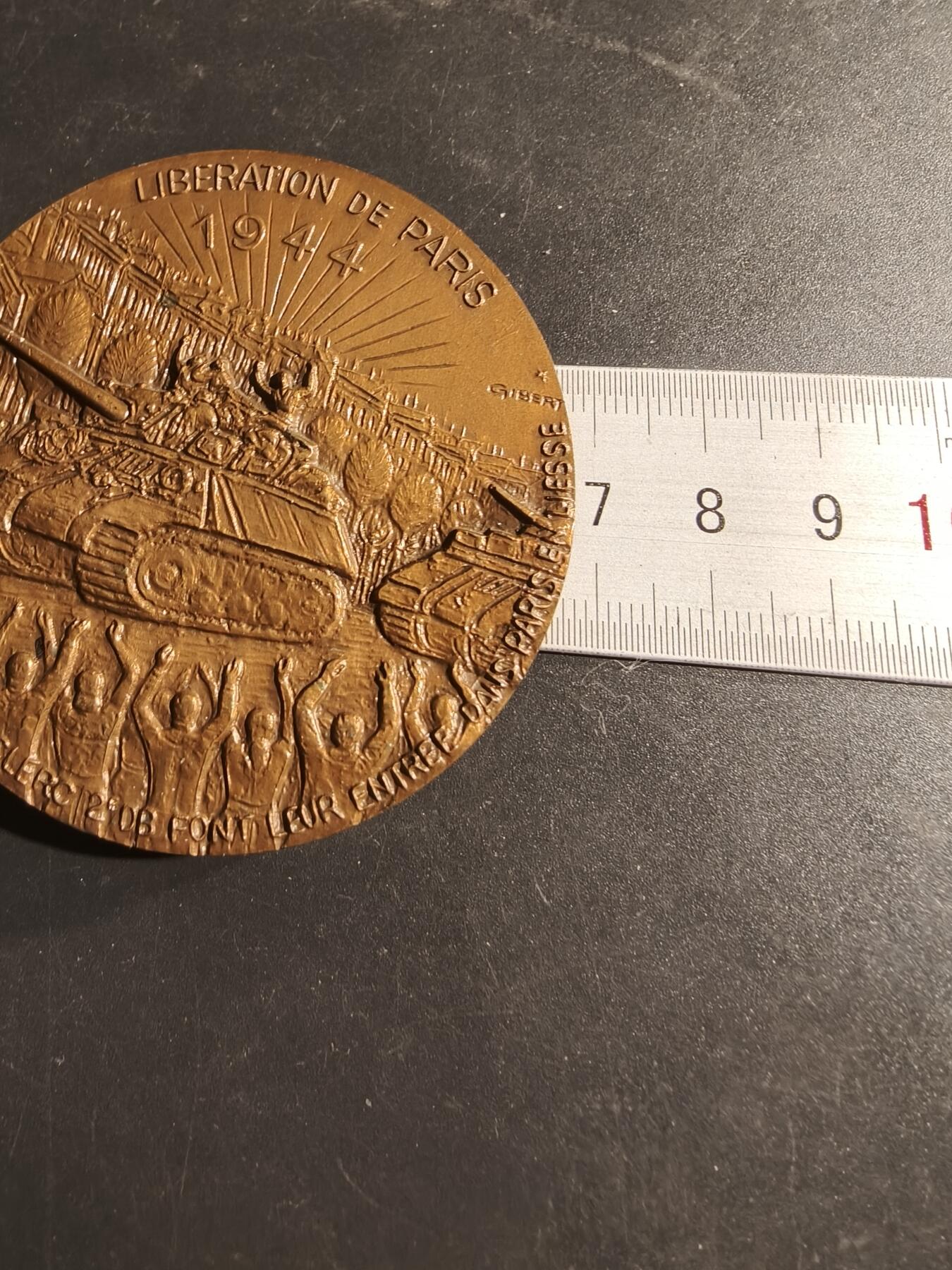 老王徽章第169期 法国1944年巴黎解放大铜章     直径68mm.    重量188.1g