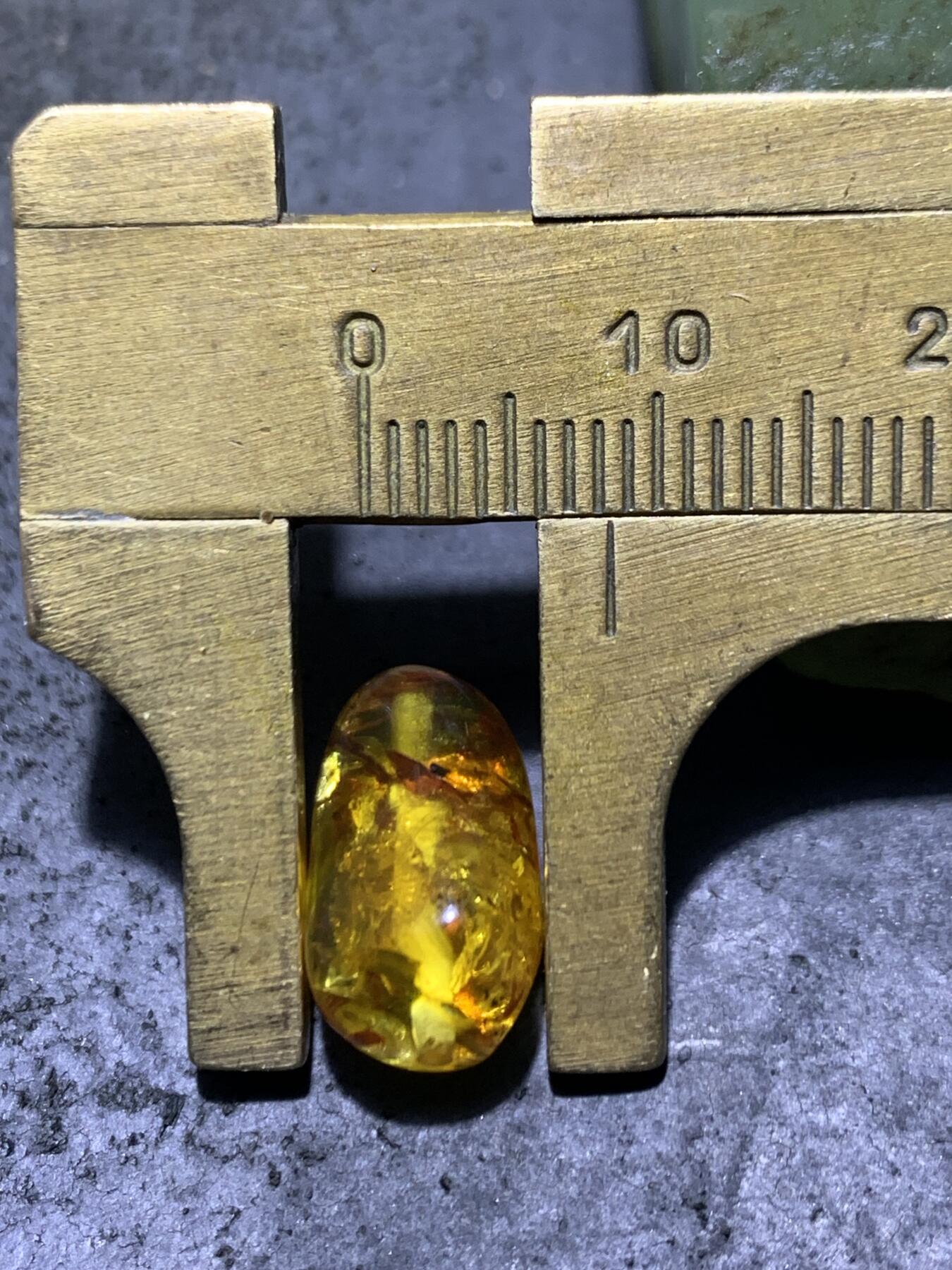 乌克兰花珀随形珠一个