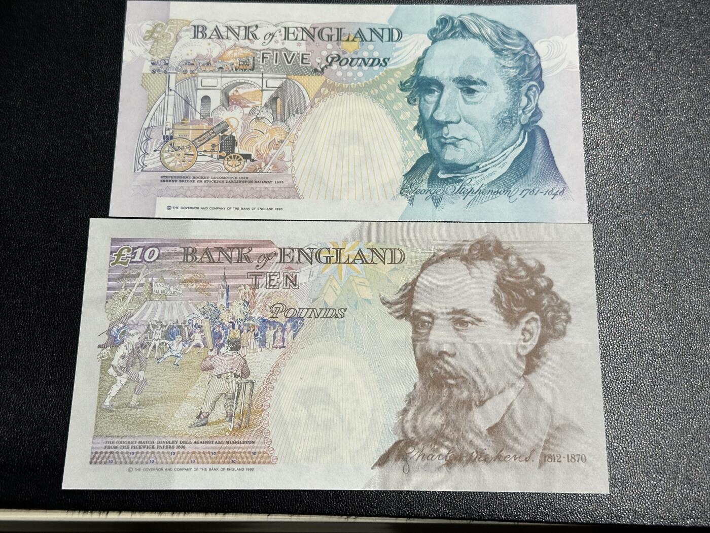 《外钞收藏家》第五百九十三期（精品场）（本平台长期征集拍品、欢迎藏友们联系合作） 英国E序列5和10镑 初版 两张一起 全新 轻微潮点