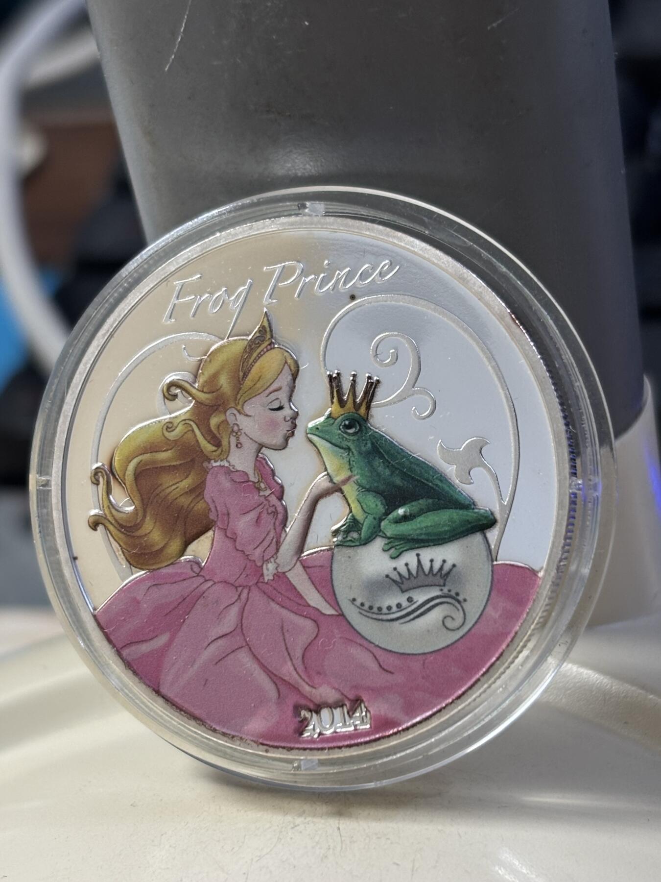 第184期拍卖 贝宁2014童话故事格林童话青蛙王子1盎司彩色银币，有瑕疵，999银银价431，发行575枚