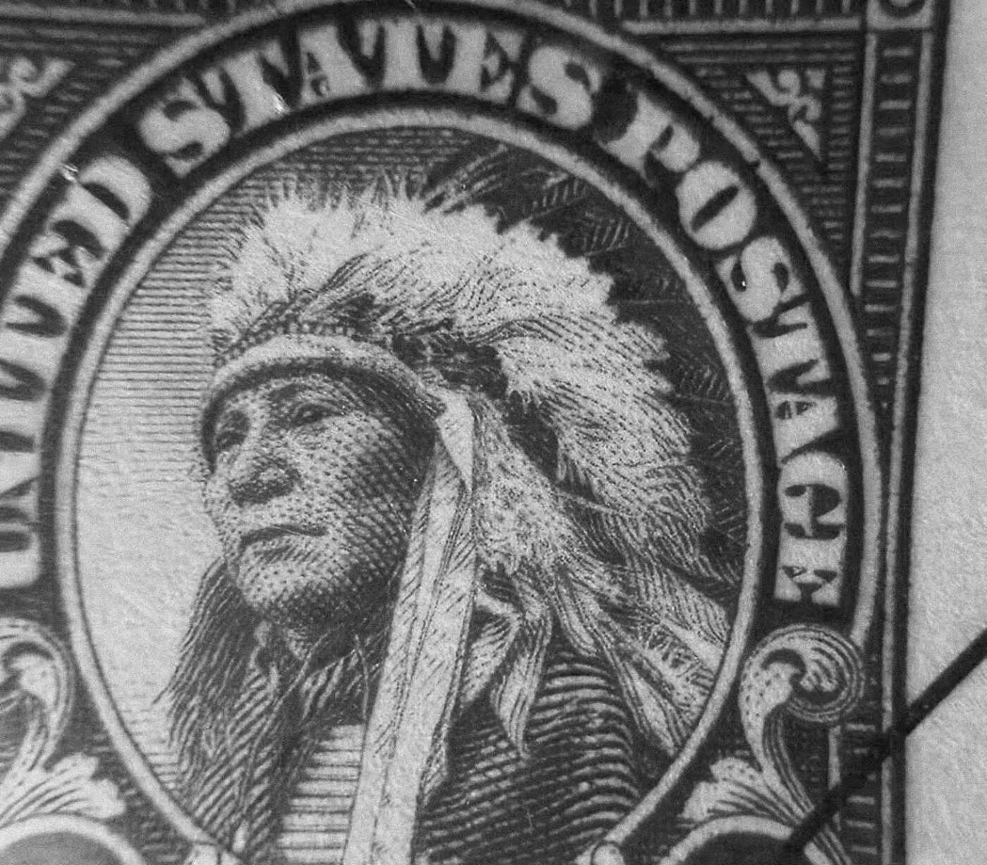 《外钞收藏家》第五百九十三期（精品场）（本平台长期征集拍品、欢迎藏友们联系合作） 1989年 美国铸印局（ BEP）印制 14 美分布鲁勒苏族（Brule Sioux）“酋长”邮票纪念卡 原版邮票1922–1923年由美国邮政局（United States Post Office Department）发行流通 旨在向美洲本土印第安人致敬 该“酋长”邮票纪念卡为百年原票钢模印制（非普通平面印刷） 并限量发行 加贴1988年25美分邮票及纪念戳 乃高价原版老邮票收藏欣赏之平替