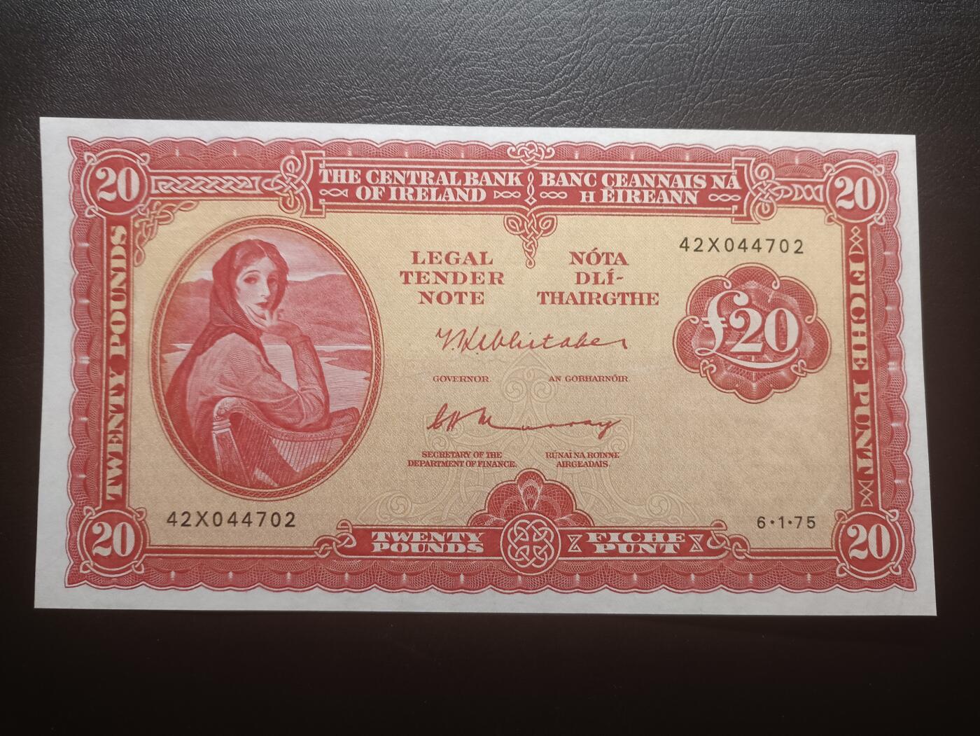 2025十二月第三期，总208期 爱尔兰1975年20镑AUNC，爱尔兰人格化象征“拉维利夫人”，稀有的中高面值