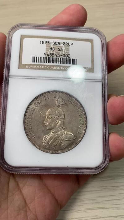 万国钱币拍卖第057期（万国冬季大拍） NGC MS63 1893年德国德属东非2卢比银币 德属大名誉品种 常见多为1卢比 好品2卢比绝对称得上是非常珍罕的存在 仅发行33000枚且大量流通 丝绸转光底板 均匀一色的原味纸袋包浆加持 NGC老白盒顶级收藏品质 德属东非领土总面积约为一百万平方公里 几乎是如今德国面积的三倍 第二帝国至伟时刻 